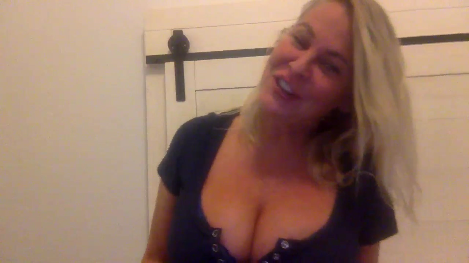 Gallery image thumbnail from Hotpinkbox00's myfreecams stream on, 12/15/2024, 11:26 image 4 of 20