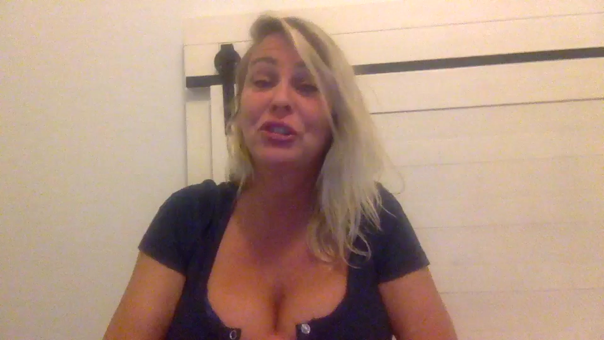 Gallery image thumbnail from Hotpinkbox00's myfreecams stream on, 12/15/2024, 11:26 image 8 of 20