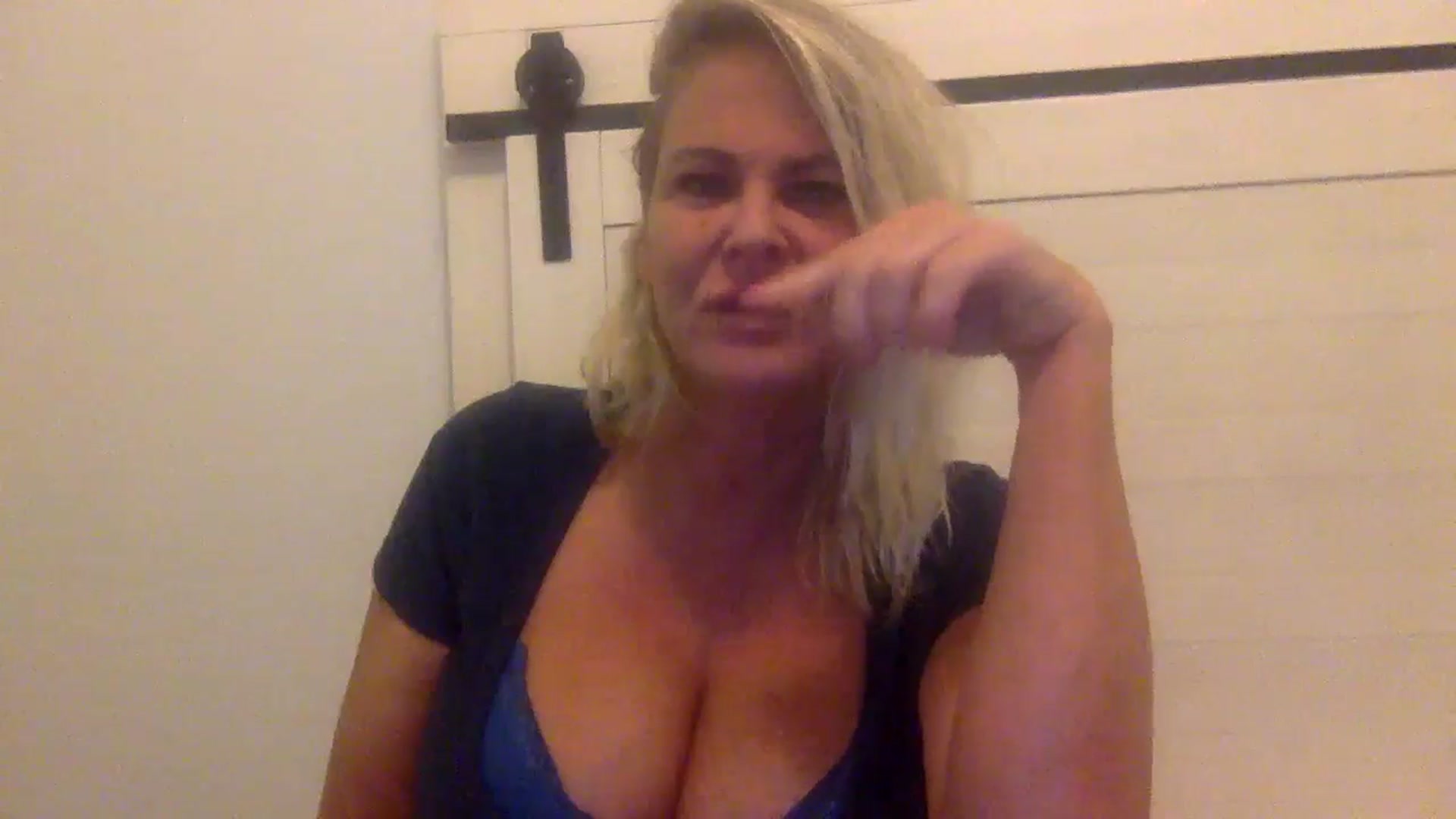 Gallery image thumbnail from Hotpinkbox00's myfreecams stream on, 12/15/2024, 11:39 image 20 of 20