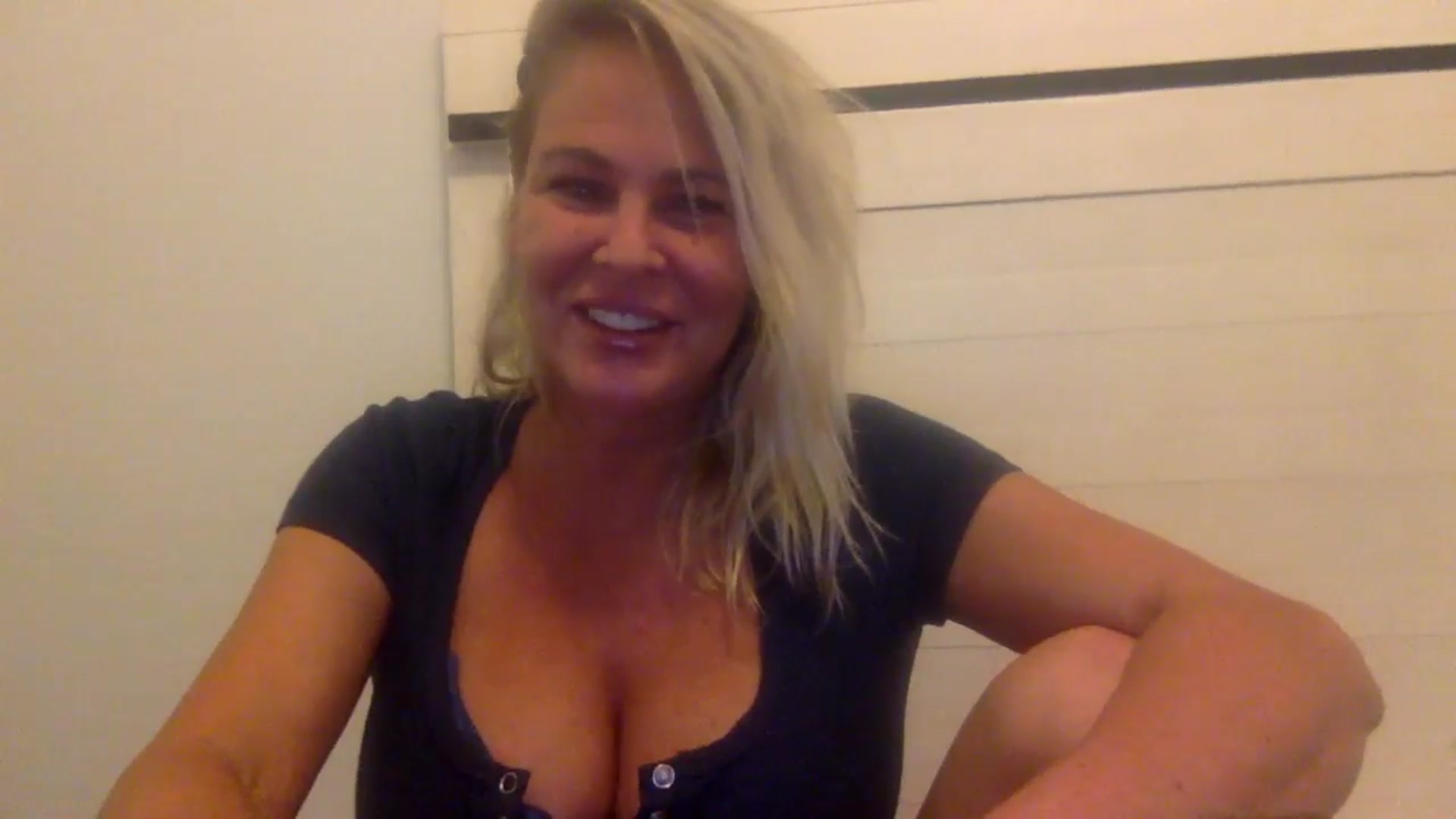 Gallery image thumbnail from Hotpinkbox00's myfreecams stream on, 12/15/2024, 11:39 image 15 of 20