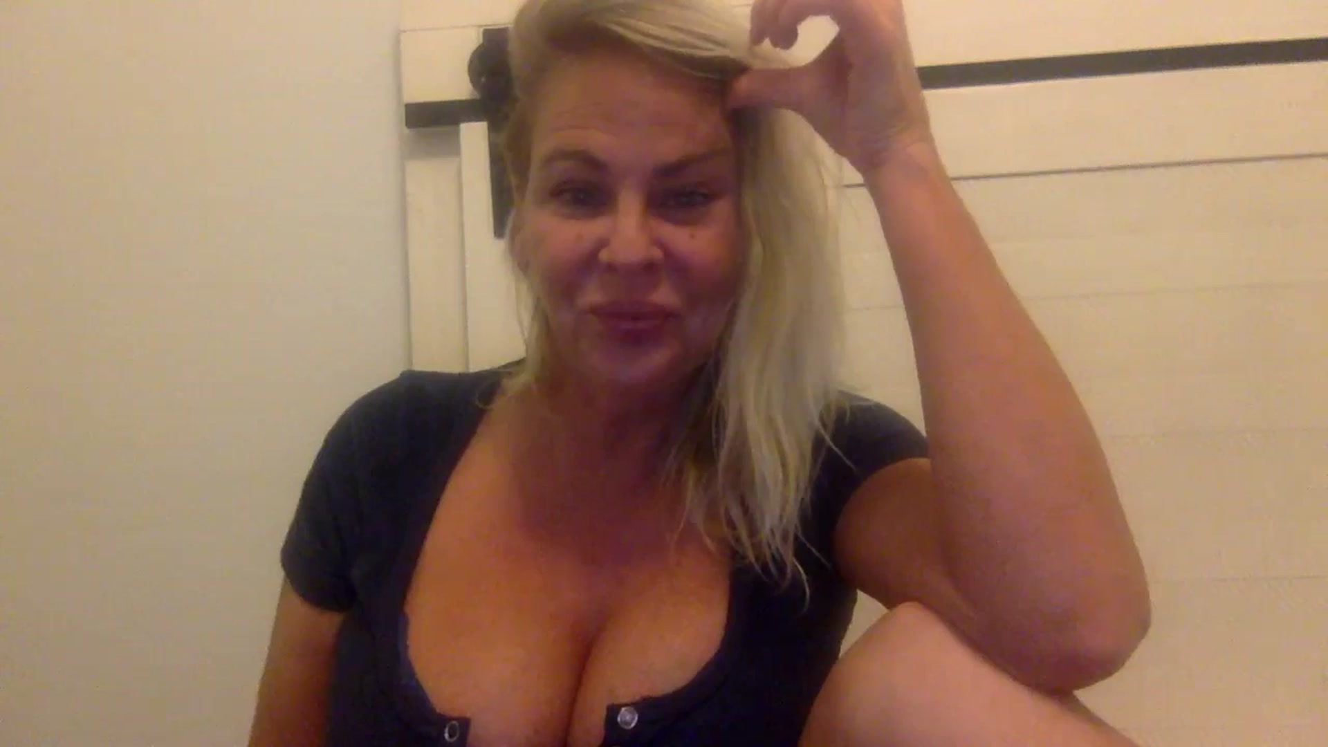 Gallery image thumbnail from Hotpinkbox00's myfreecams stream on, 12/15/2024, 11:39 image 11 of 20