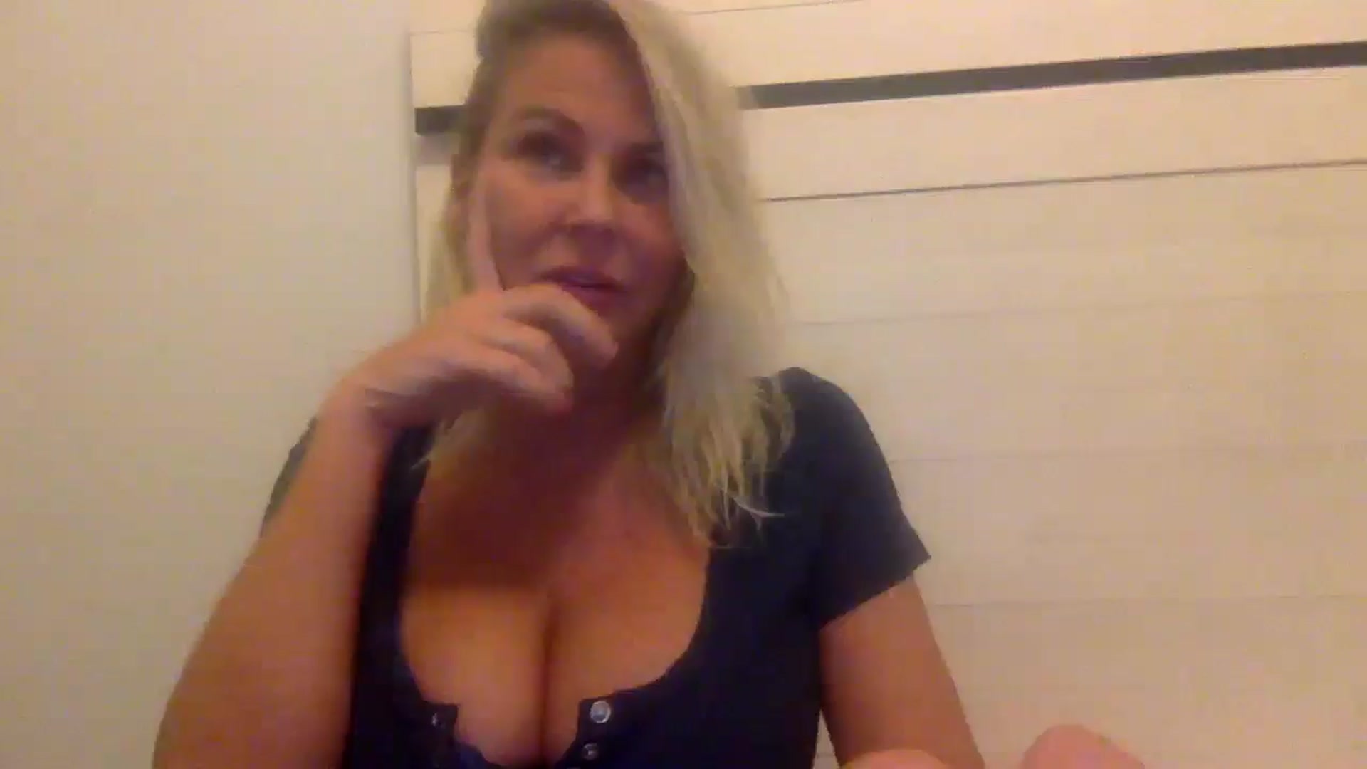 Gallery image thumbnail from Hotpinkbox00's myfreecams stream on, 12/15/2024, 11:39 image 8 of 20