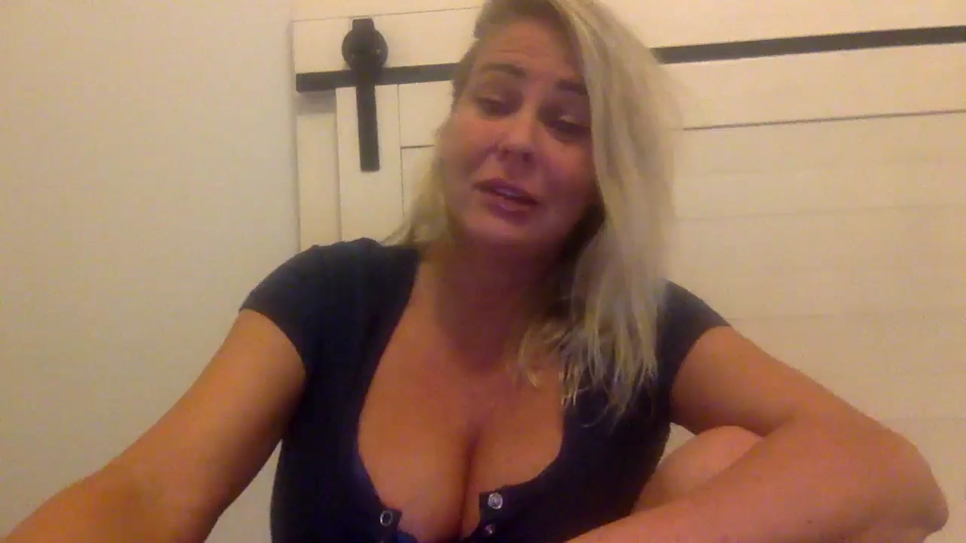 Gallery image thumbnail from Hotpinkbox00's myfreecams stream on, 12/15/2024, 11:39 image 17 of 20