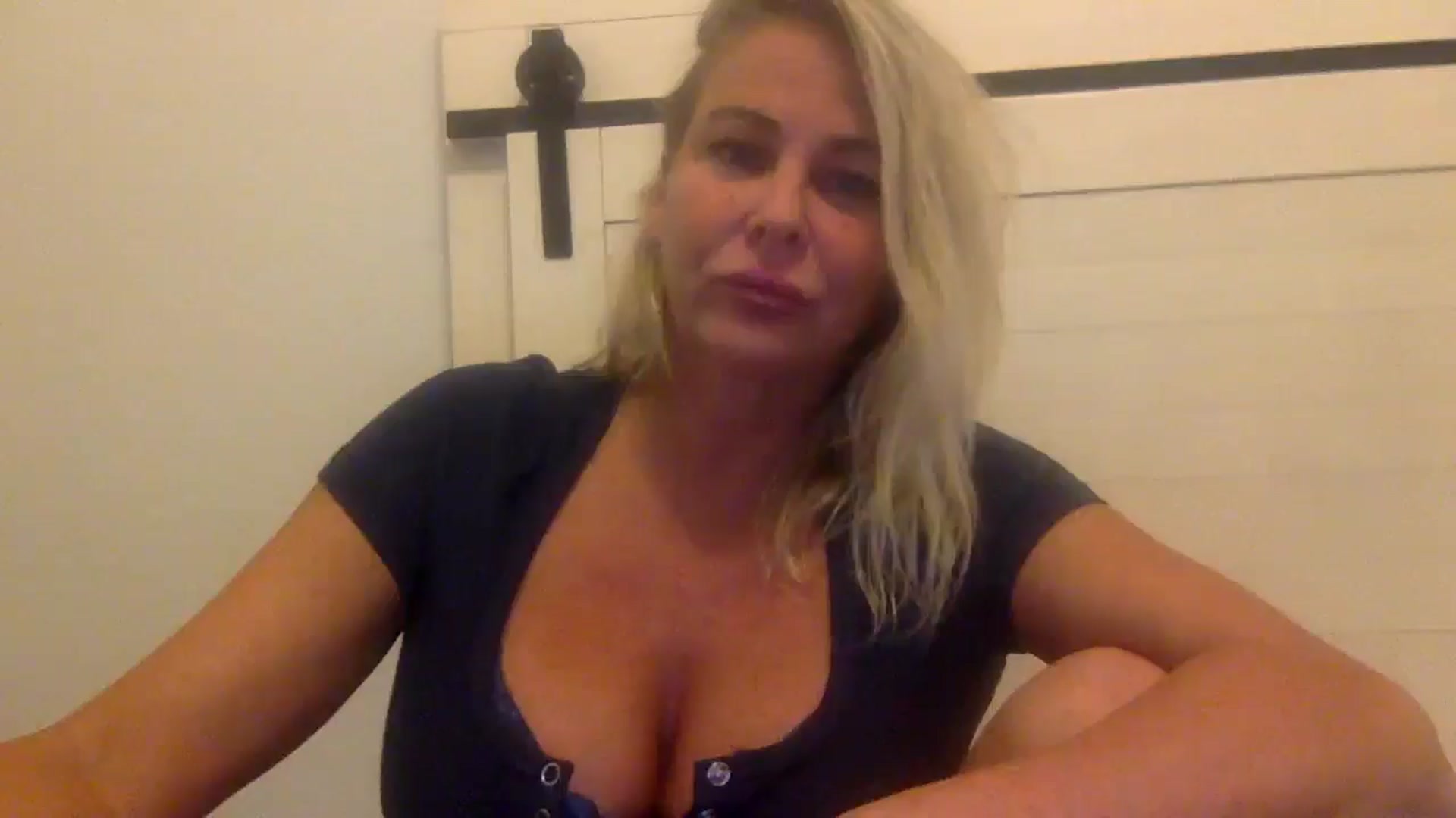 Gallery image thumbnail from Hotpinkbox00's myfreecams stream on, 12/15/2024, 11:39 image 18 of 20