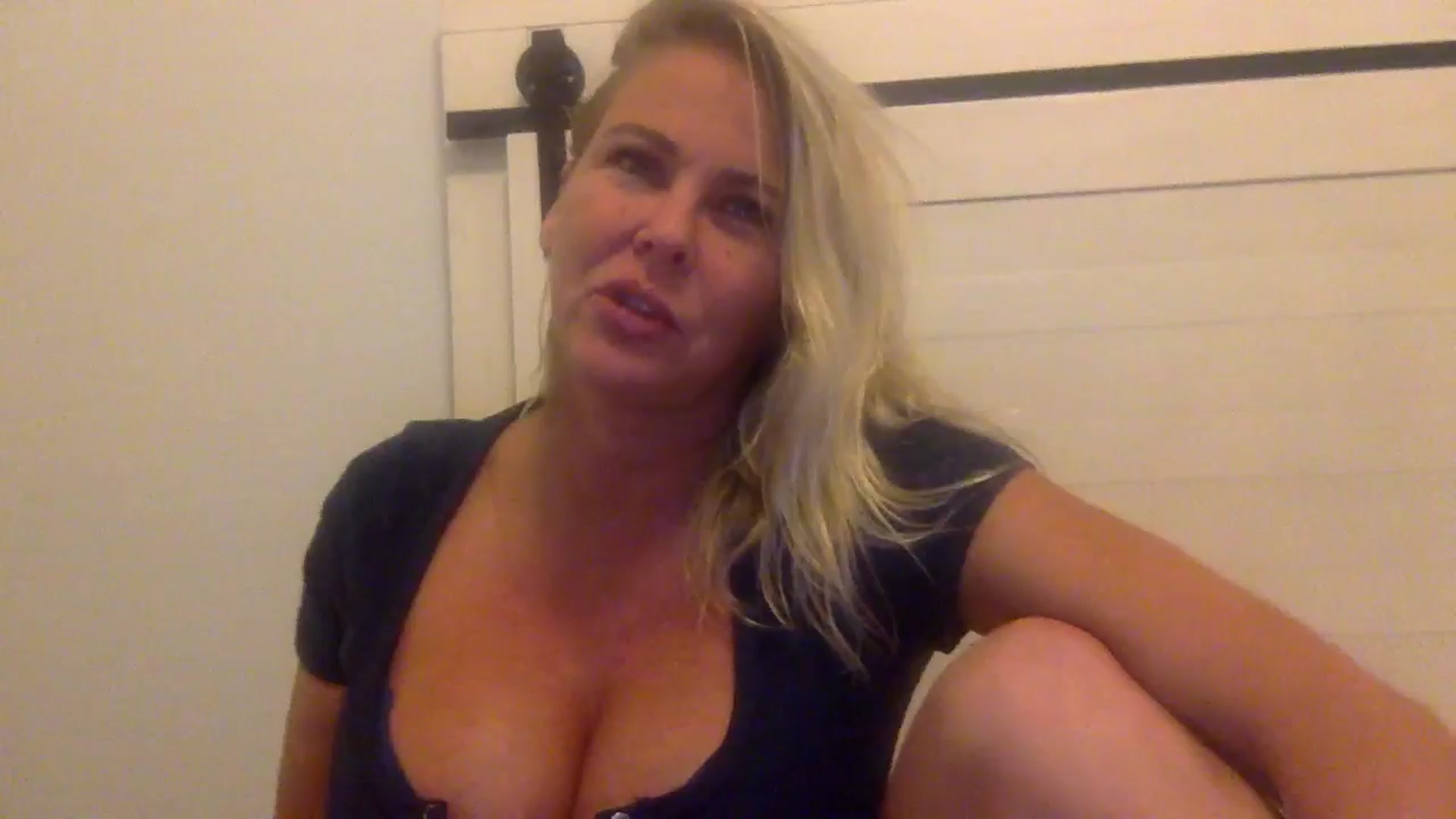 Gallery image thumbnail from Hotpinkbox00's myfreecams stream on, 12/15/2024, 11:39 image 12 of 20