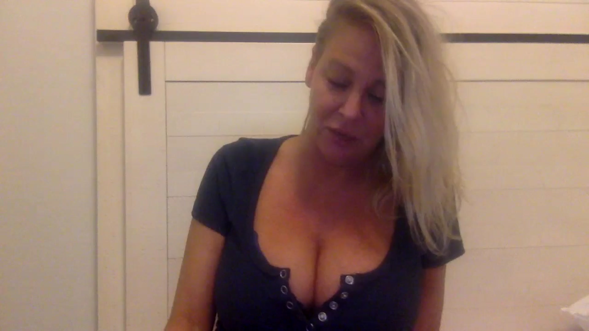 Gallery image thumbnail from Hotpinkbox00's myfreecams stream on, 12/15/2024, 12:13 image 19 of 20
