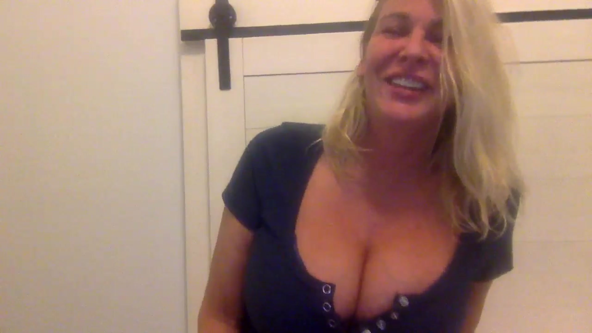 Gallery image thumbnail from Hotpinkbox00's myfreecams stream on, 12/15/2024, 12:13 image 7 of 20