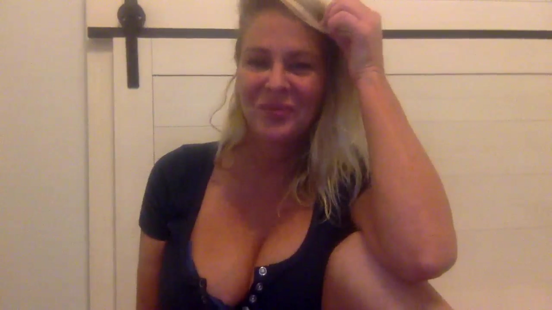 Gallery image thumbnail from Hotpinkbox00's myfreecams stream on, 12/15/2024, 12:13 image 15 of 20