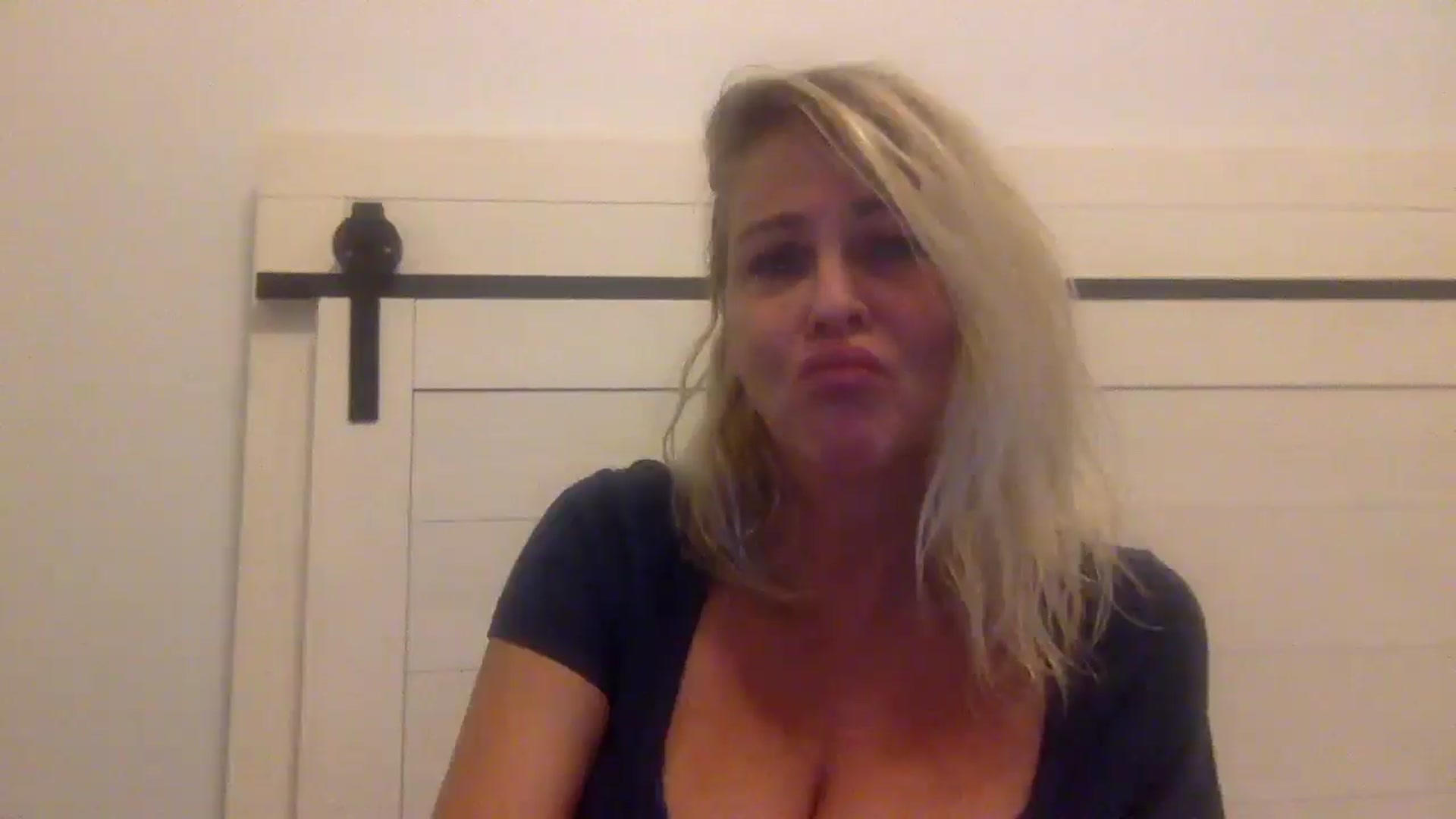 Gallery image thumbnail from Hotpinkbox00's myfreecams stream on, 12/15/2024, 12:13 image 9 of 20