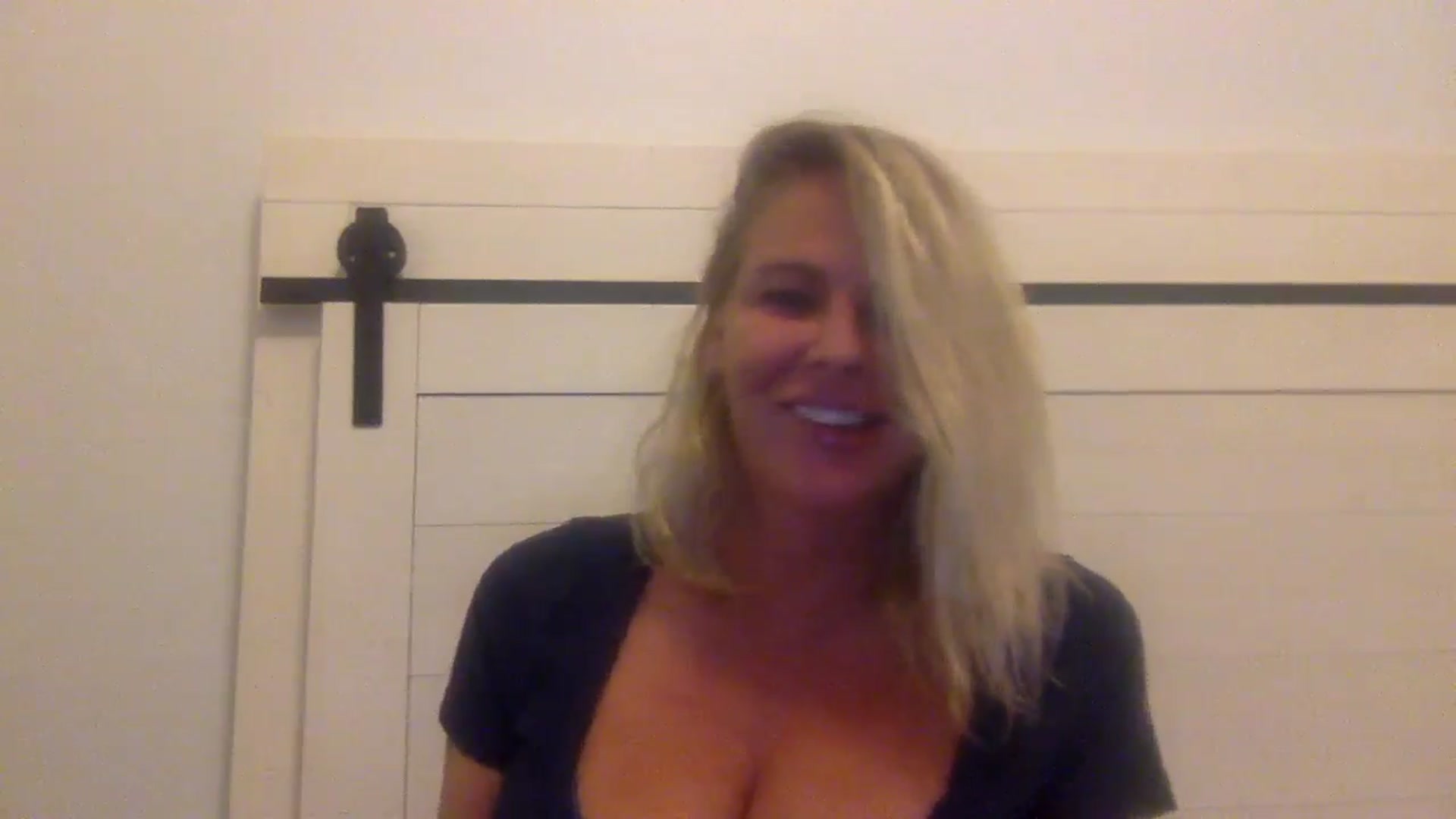 Gallery image thumbnail from Hotpinkbox00's myfreecams stream on, 12/15/2024, 12:13 image 10 of 20