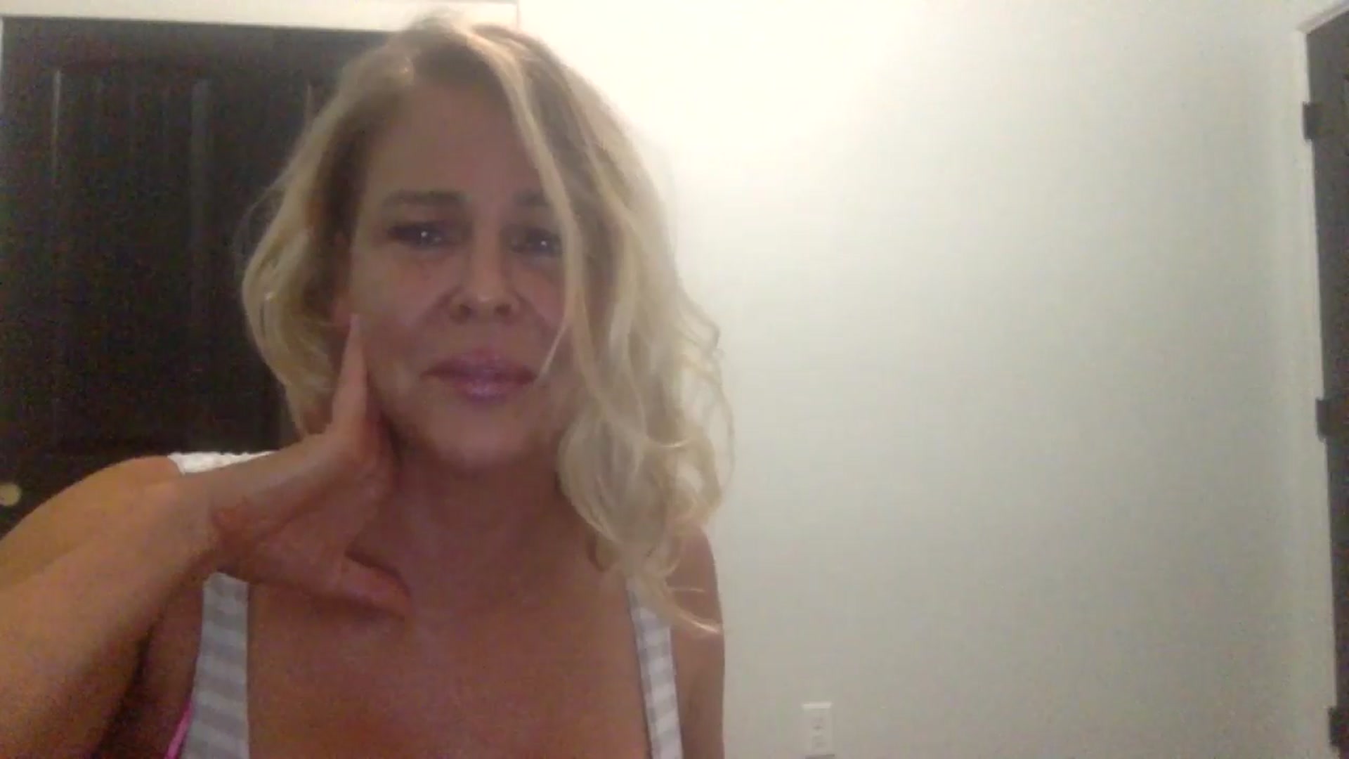 Gallery image thumbnail from Hotpinkbox00's myfreecams stream on, 12/21/2024, 10:29 image 9 of 20