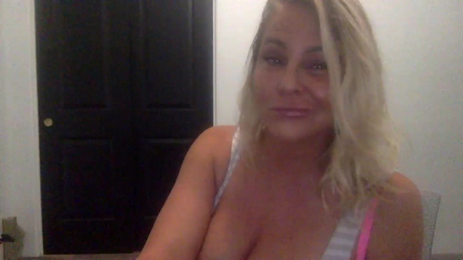 Gallery image thumbnail from Hotpinkbox00's myfreecams stream on, 12/21/2024, 11:21 image 2 of 20