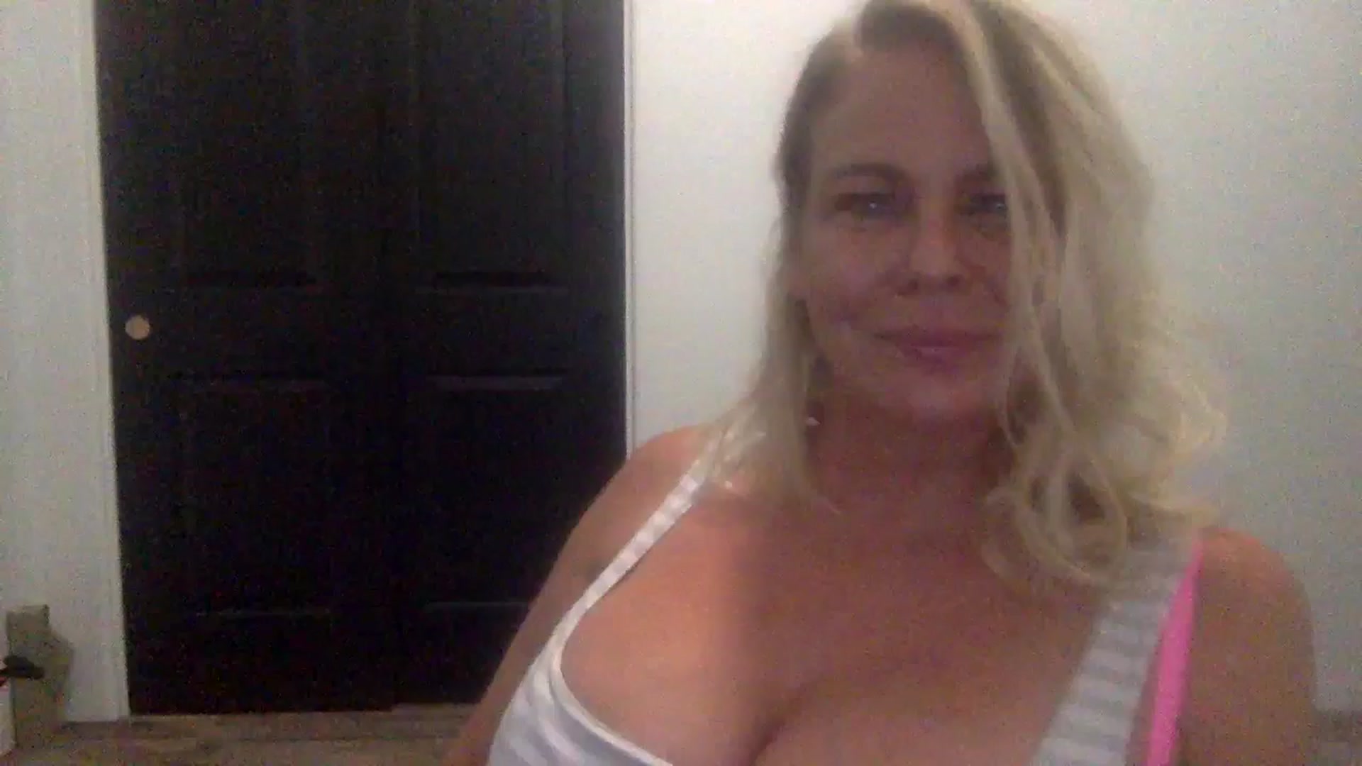 Gallery image thumbnail from Hotpinkbox00's myfreecams stream on, 12/21/2024, 11:21 image 10 of 20