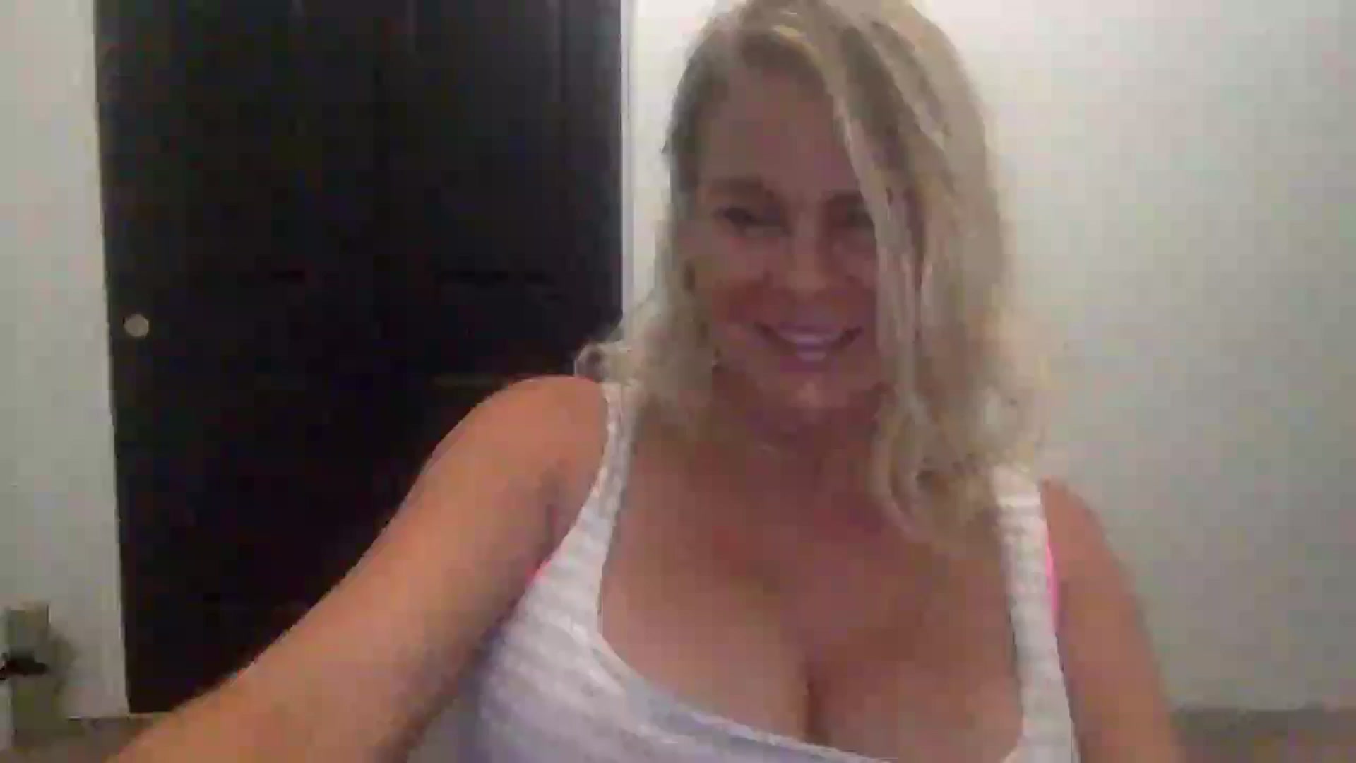 Gallery image thumbnail from Hotpinkbox00's myfreecams stream on, 12/21/2024, 11:21 image 12 of 20