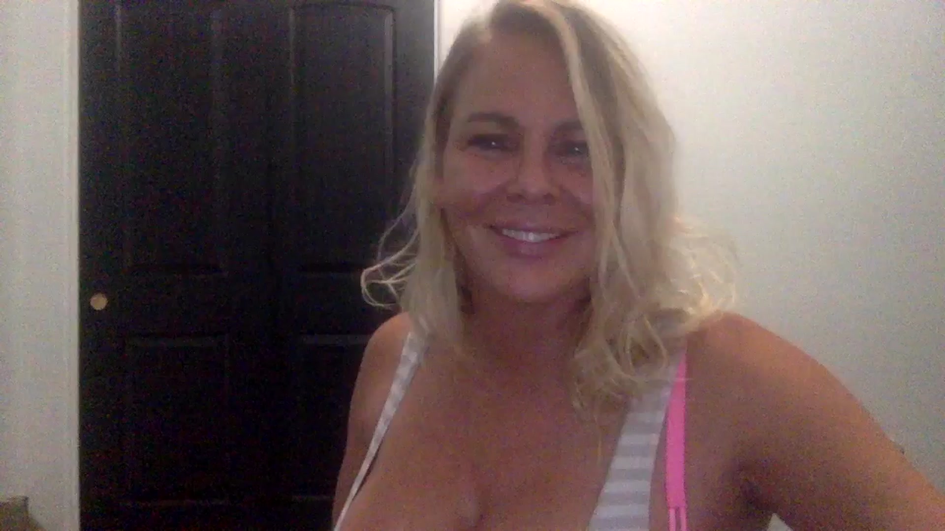 Gallery image thumbnail from Hotpinkbox00's myfreecams stream on, 12/21/2024, 11:21 image 7 of 20
