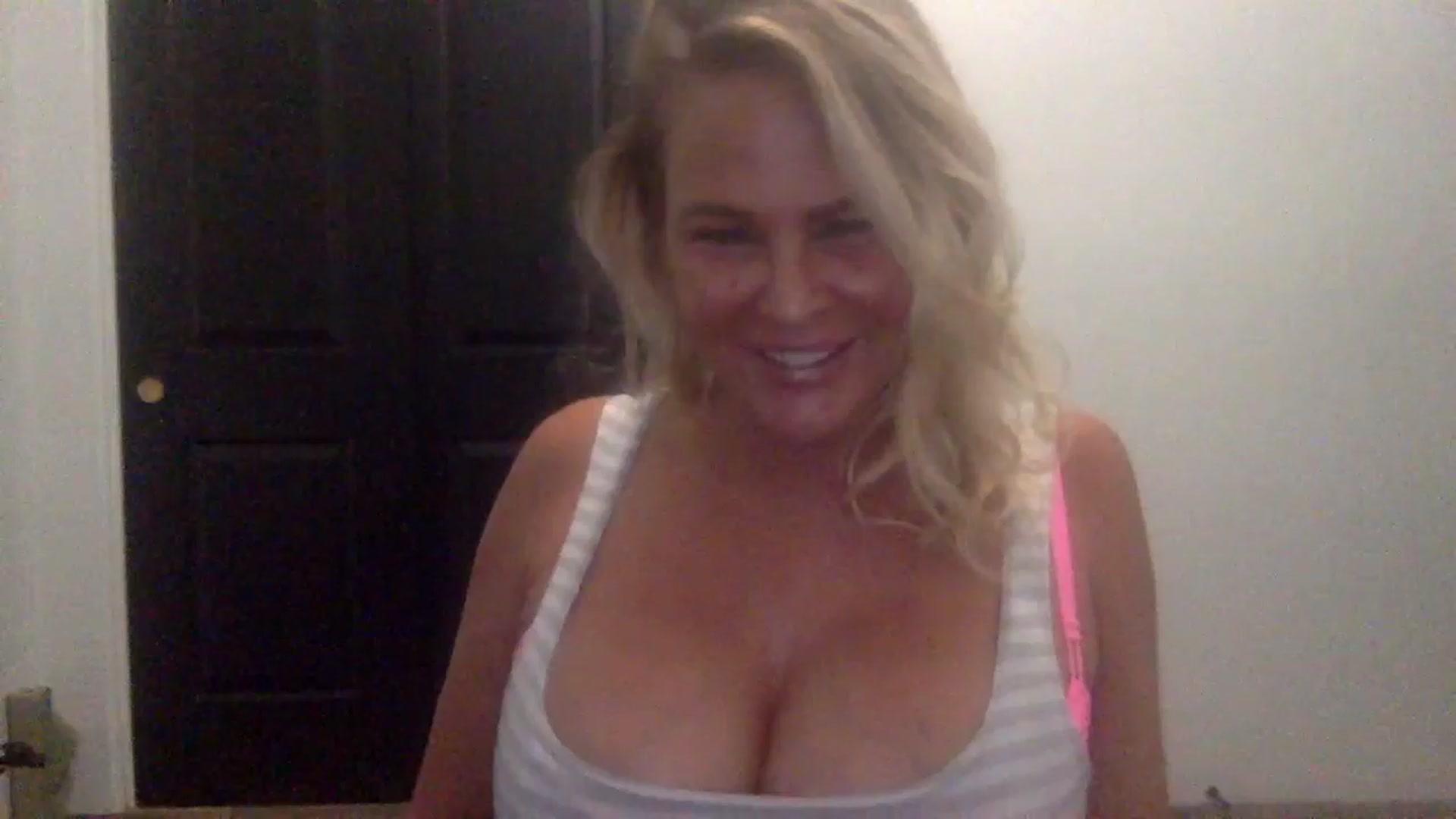 Gallery image thumbnail from Hotpinkbox00's myfreecams stream on, 12/21/2024, 11:21 image 1 of 20