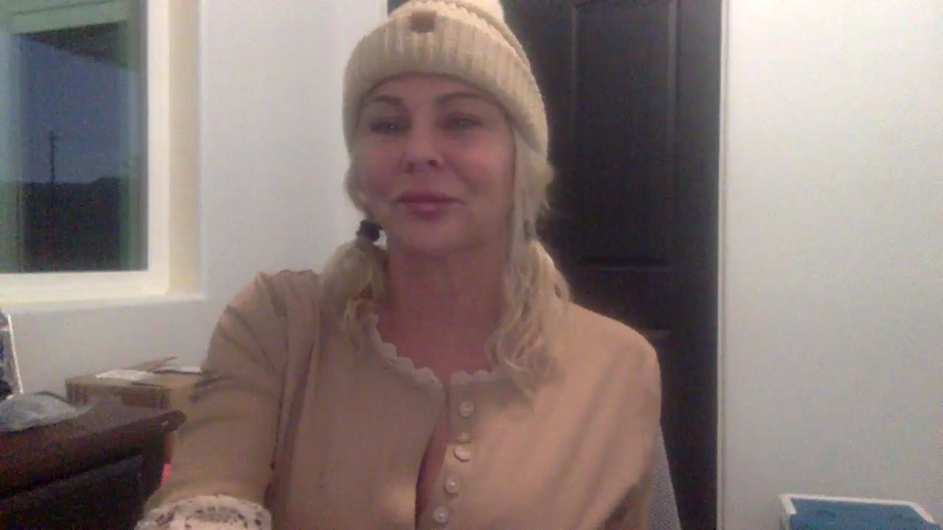 Gallery image thumbnail from Hotpinkbox00's myfreecams stream on, 12/28/2024, 14:10 image 14 of 20