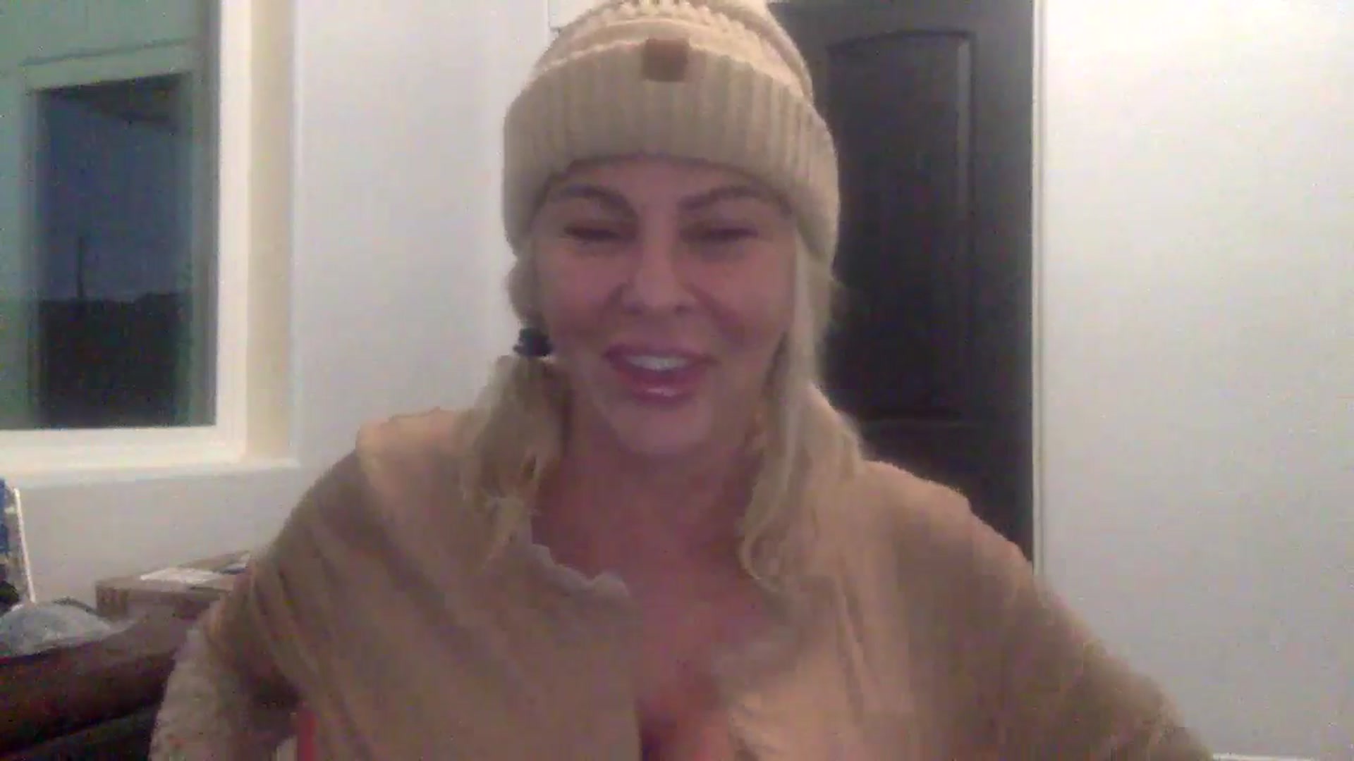 Gallery image thumbnail from Hotpinkbox00's myfreecams stream on, 12/28/2024, 14:10 image 9 of 20