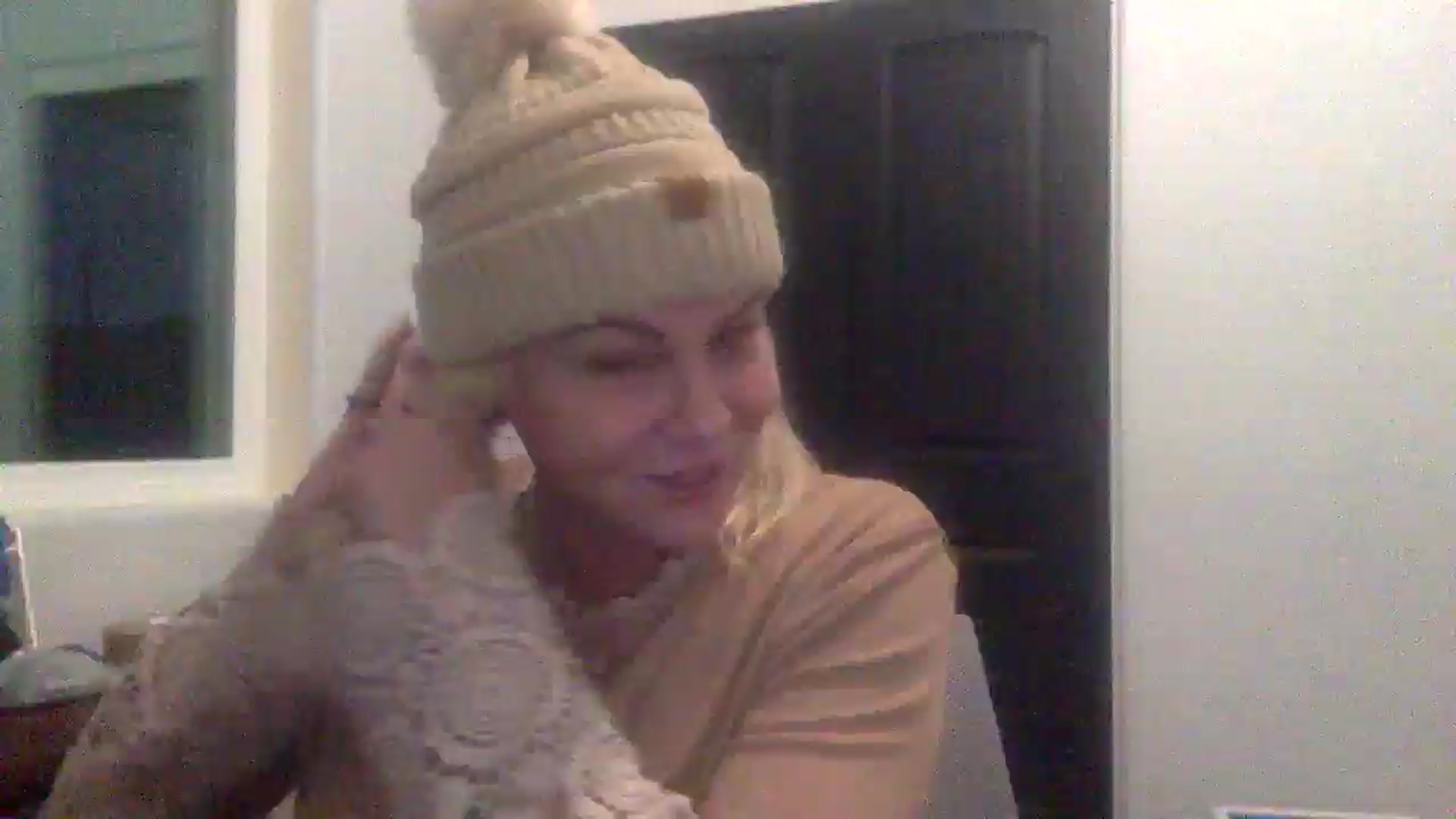 Gallery image thumbnail from Hotpinkbox00's myfreecams stream on, 12/28/2024, 14:10 image 4 of 20