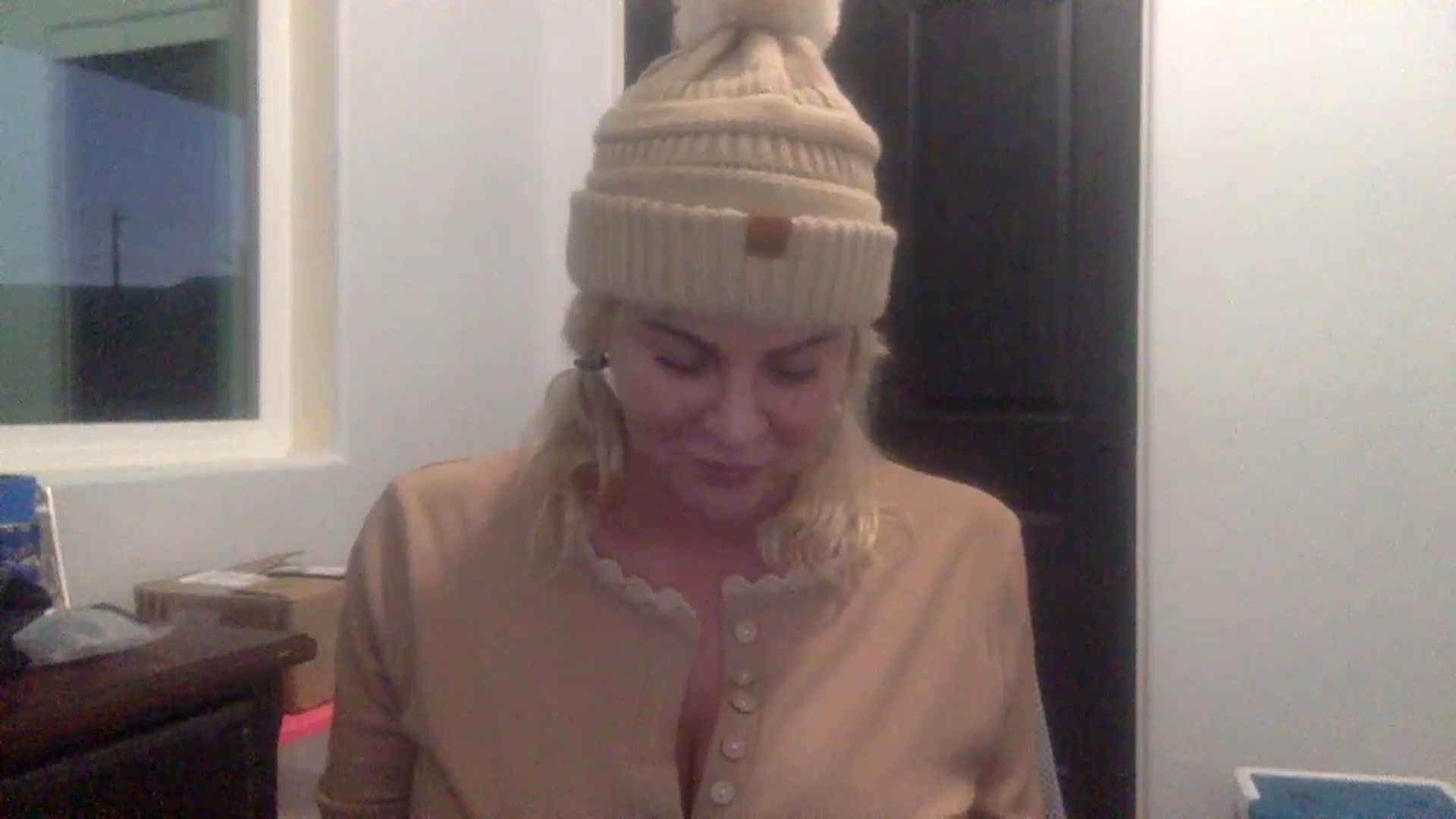 Gallery image thumbnail from Hotpinkbox00's myfreecams stream on, 12/28/2024, 14:10 image 17 of 20