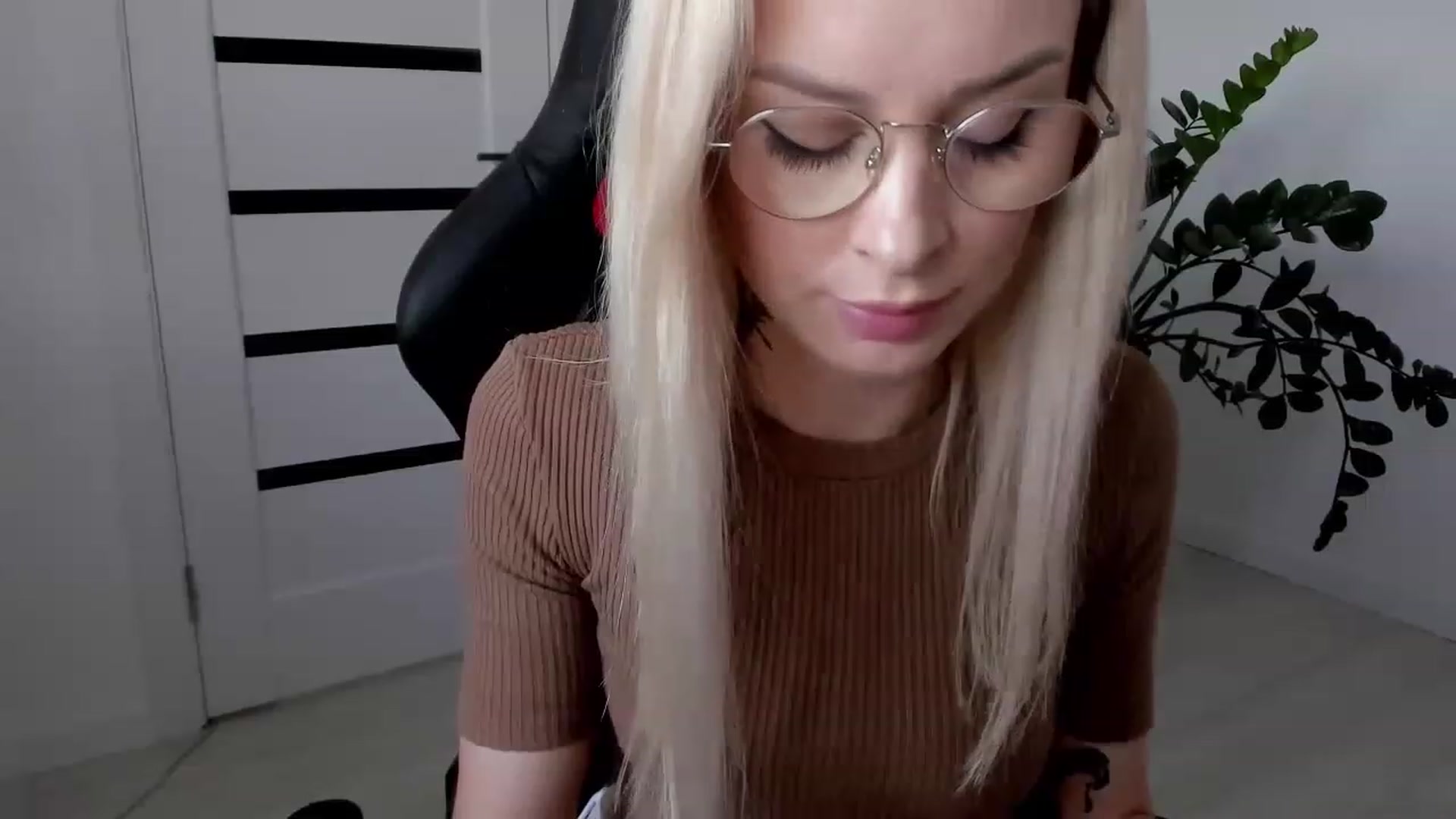 Gallery image thumbnail from HottBlonda's myfreecams stream on, 06/01/2023, 10:19 image 7 of 20