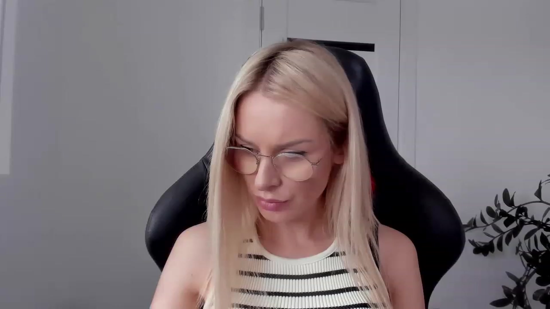 Gallery image thumbnail from HottBlonda's myfreecams stream on, 06/05/2023, 11:54 image 4 of 20