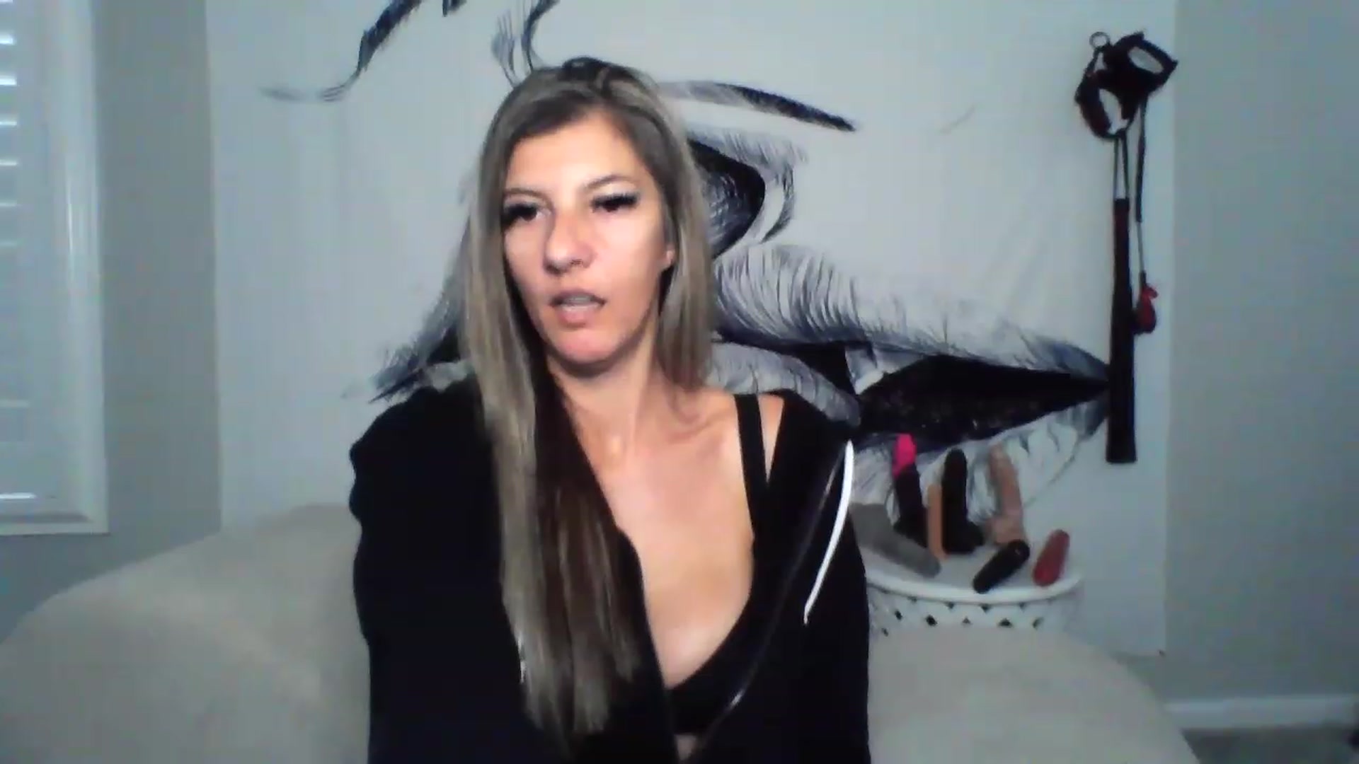Gallery image thumbnail from Hotwifebre's myfreecams stream on, 12/15/2022, 19:01 image 16 of 20