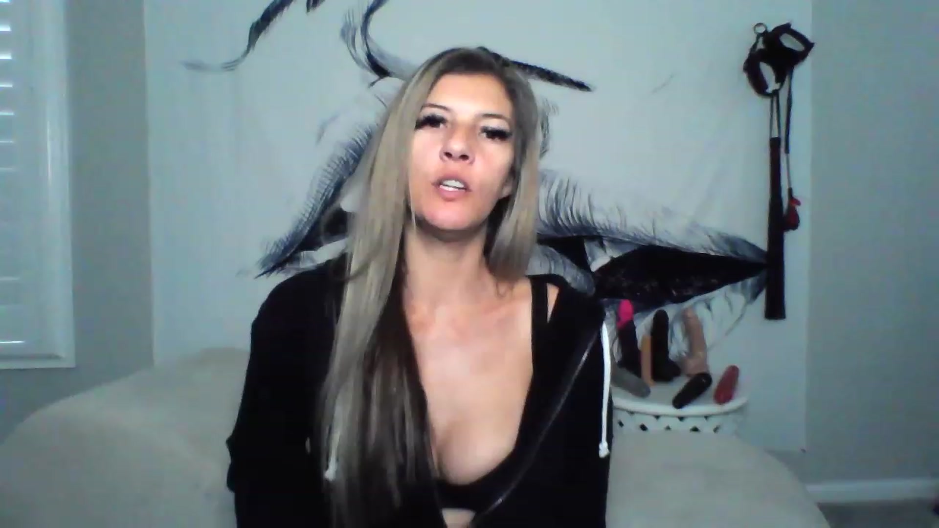 Gallery image thumbnail from Hotwifebre's myfreecams stream on, 12/15/2022, 19:01 image 14 of 20