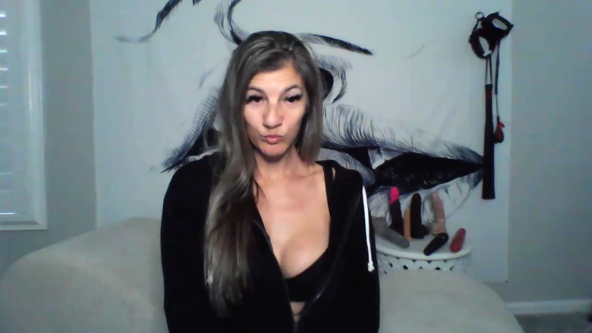 Gallery image thumbnail from Hotwifebre's myfreecams stream on, 12/15/2022, 19:01 image 11 of 20