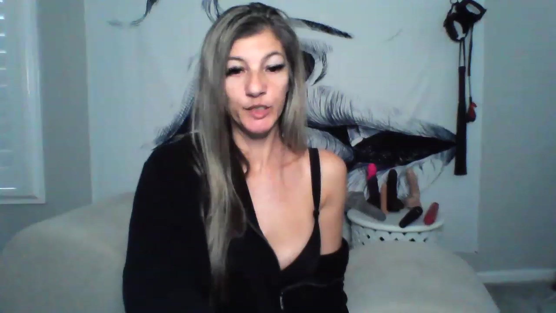 Gallery image thumbnail from Hotwifebre's myfreecams stream on, 12/15/2022, 19:01 image 19 of 20