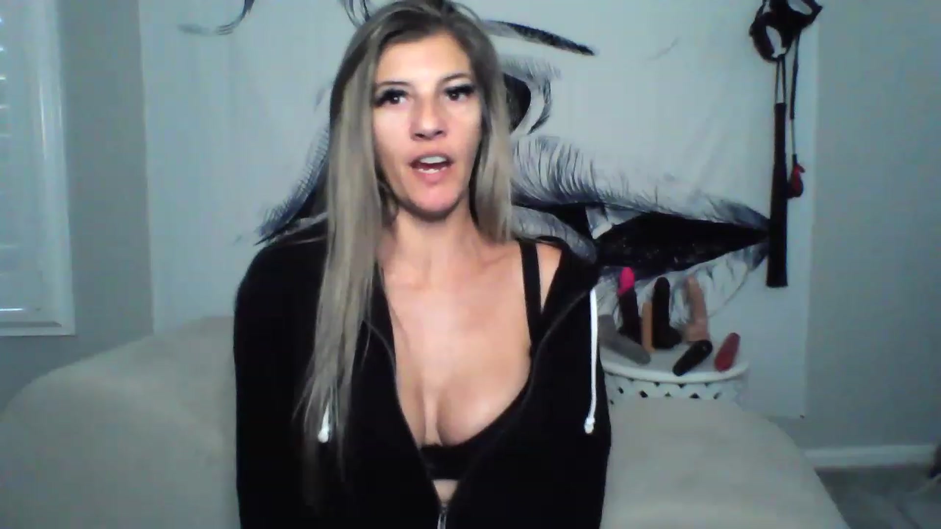 Gallery image thumbnail from Hotwifebre's myfreecams stream on, 12/15/2022, 19:01 image 2 of 20