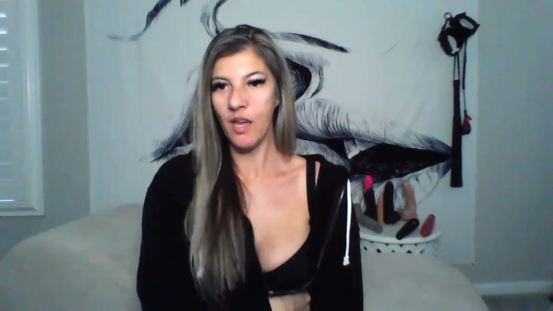 Gallery image thumbnail from Hotwifebre's myfreecams stream on, 12/15/2022, 19:01 image 12 of 20