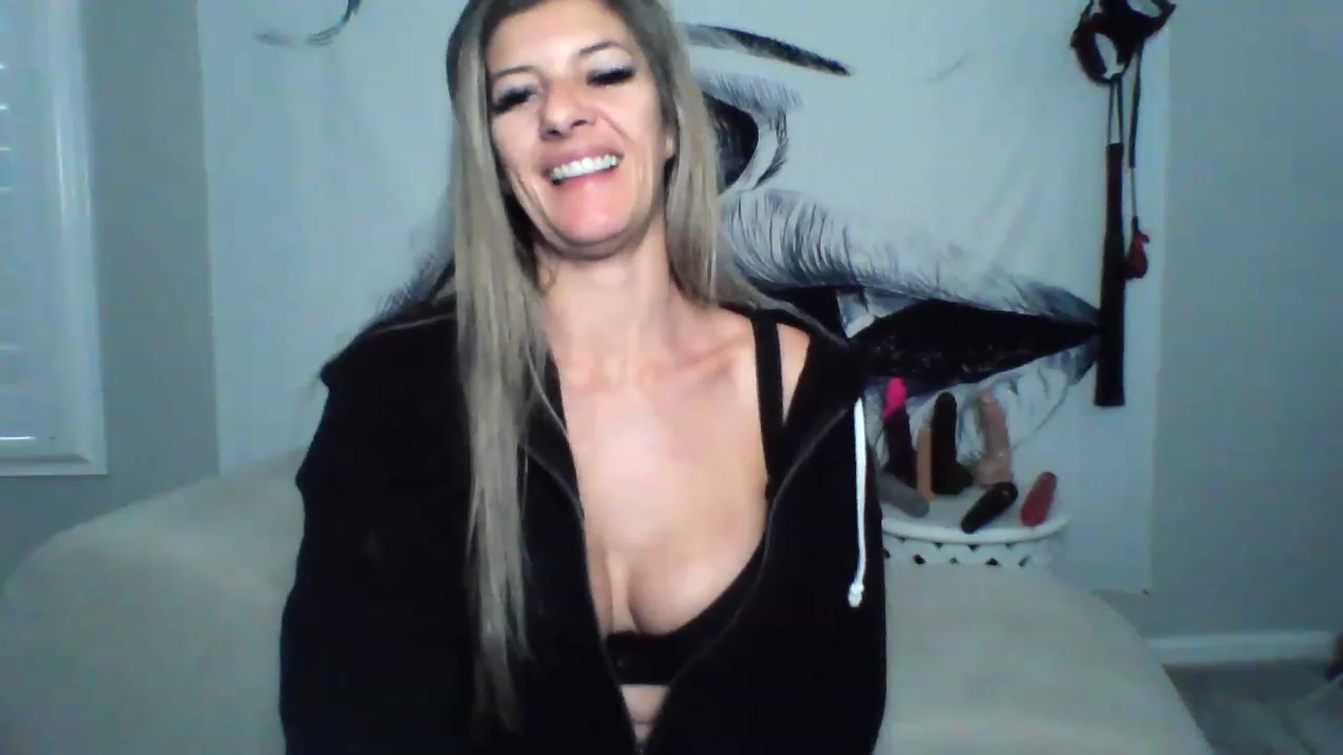 Gallery image thumbnail from Hotwifebre's myfreecams stream on, 12/15/2022, 19:01 image 1 of 20