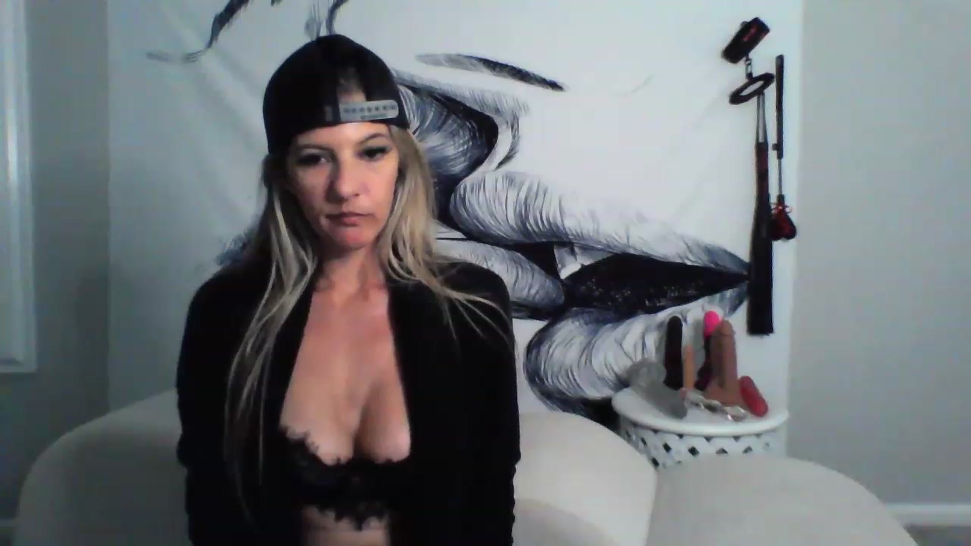 Gallery image thumbnail from Hotwifebre's myfreecams stream on, 03/22/2023, 18:36 image 15 of 20