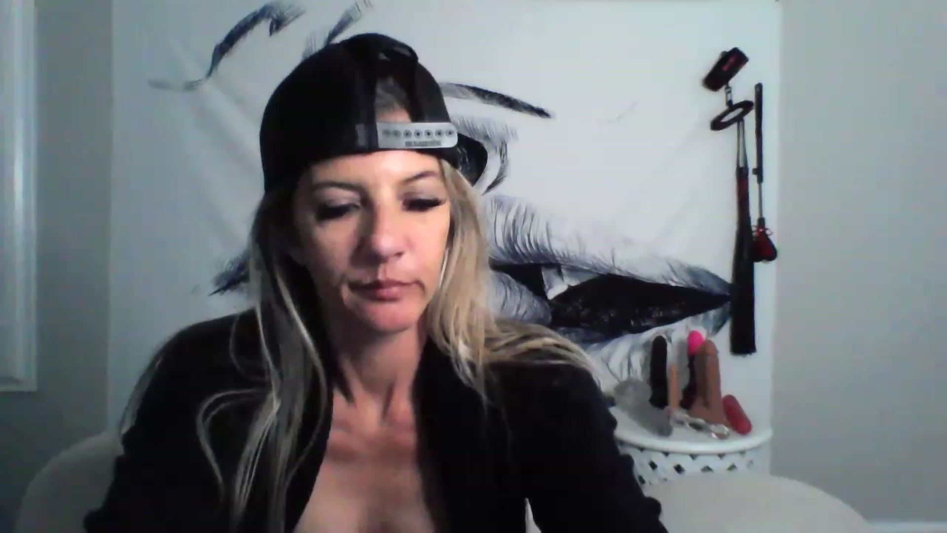Gallery image thumbnail from Hotwifebre's myfreecams stream on, 03/22/2023, 18:36 image 10 of 20
