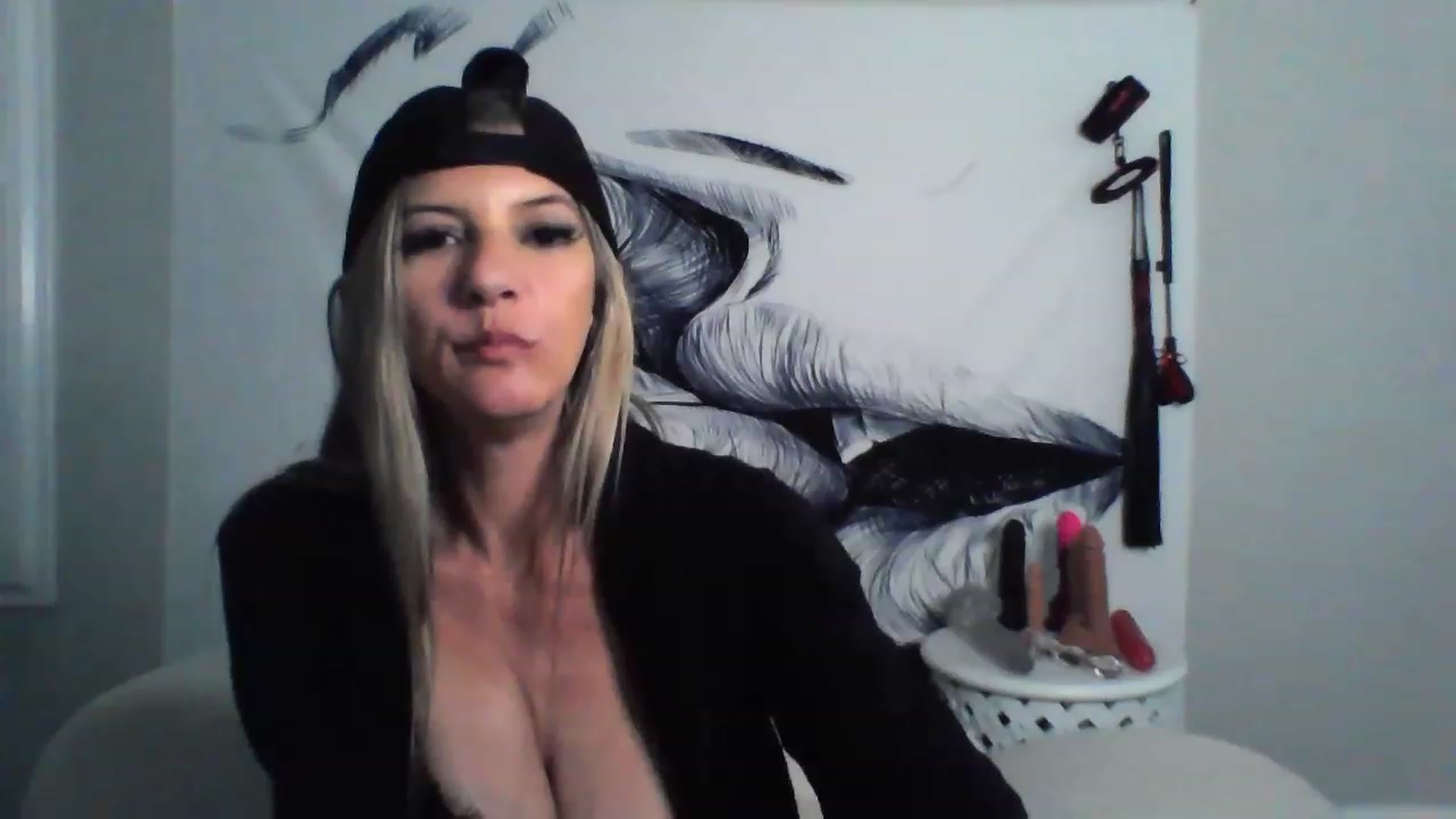 Gallery image thumbnail from Hotwifebre's myfreecams stream on, 03/22/2023, 18:36 image 9 of 20