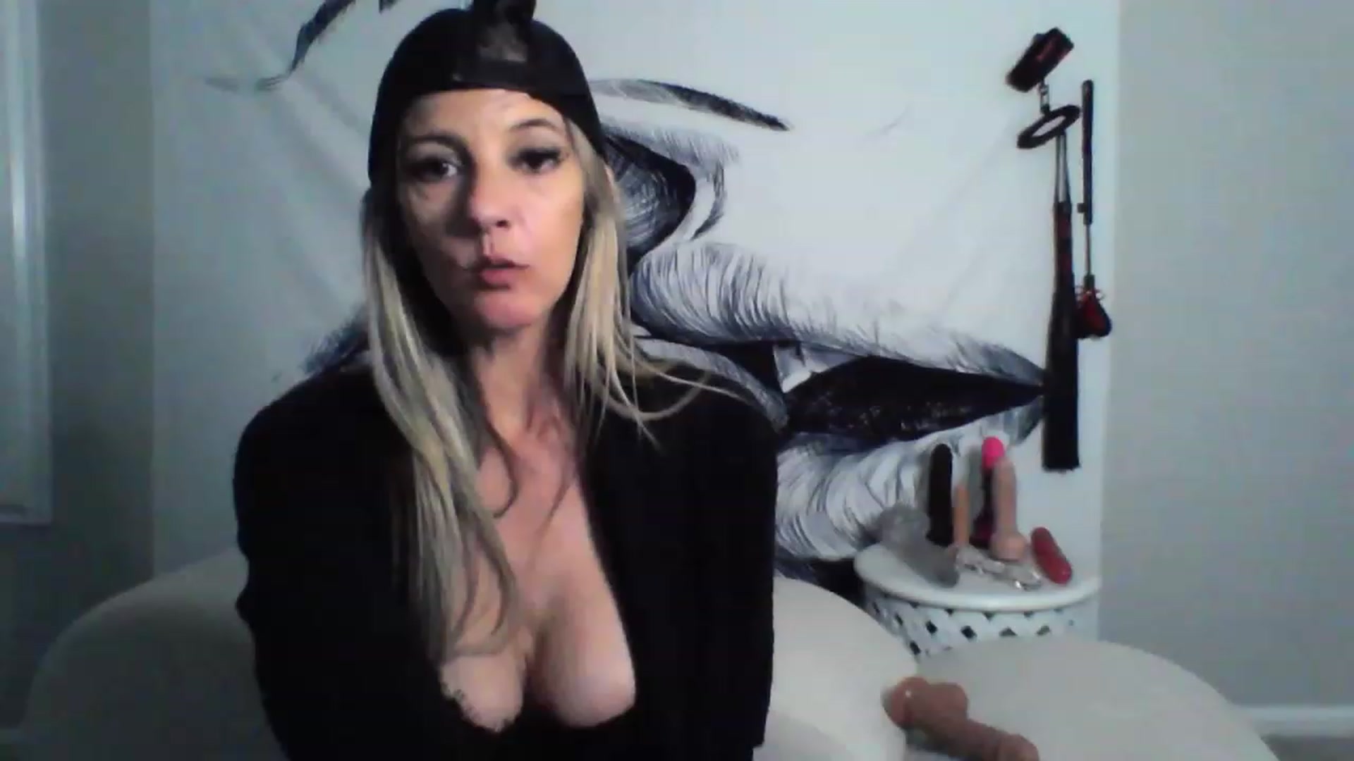 Gallery image thumbnail from Hotwifebre's myfreecams stream on, 03/22/2023, 19:36 image 16 of 20