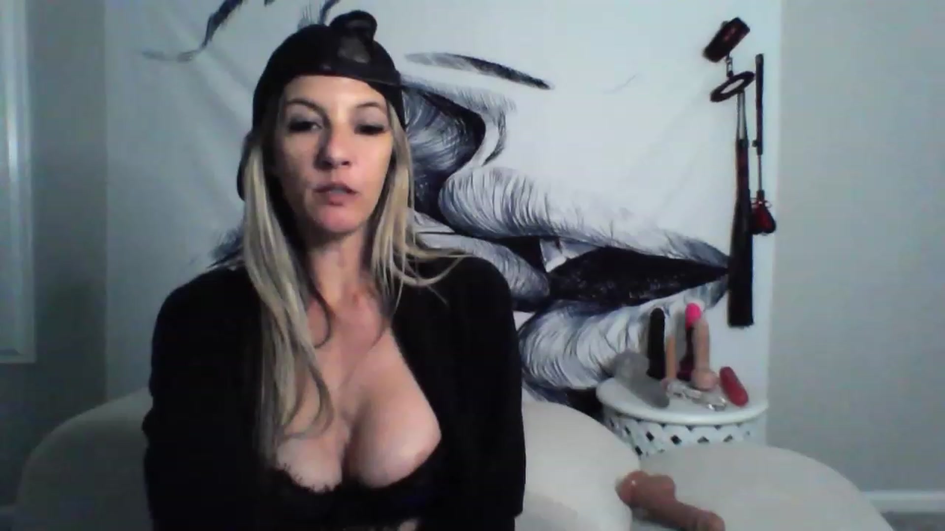 Gallery image thumbnail from Hotwifebre's myfreecams stream on, 03/22/2023, 19:36 image 12 of 20