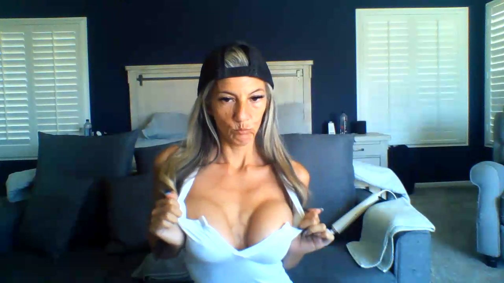 Gallery image thumbnail from Hotwifebre's myfreecams stream on, 08/18/2026, 17:42 image 15 of 20