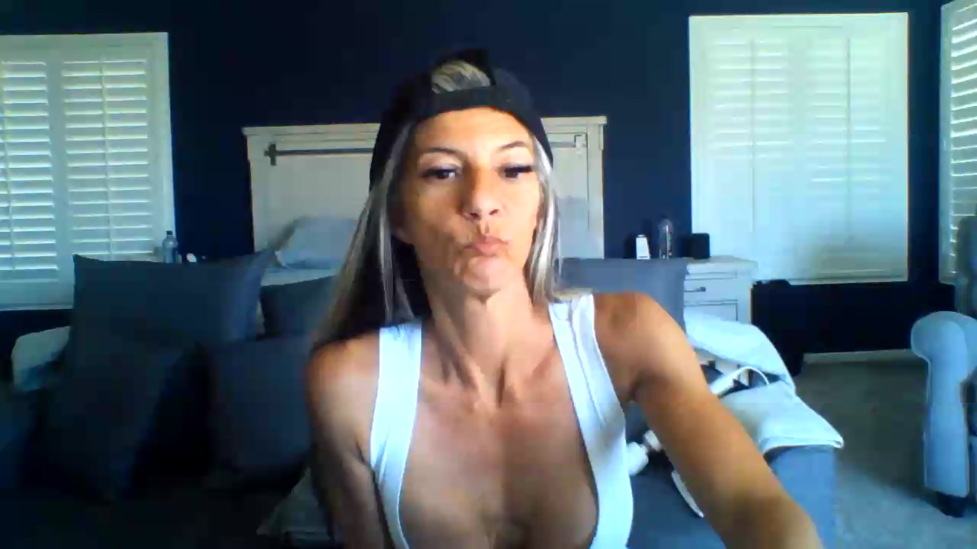 Gallery image thumbnail from Hotwifebre's myfreecams stream on, 08/18/2026, 17:42 image 12 of 20