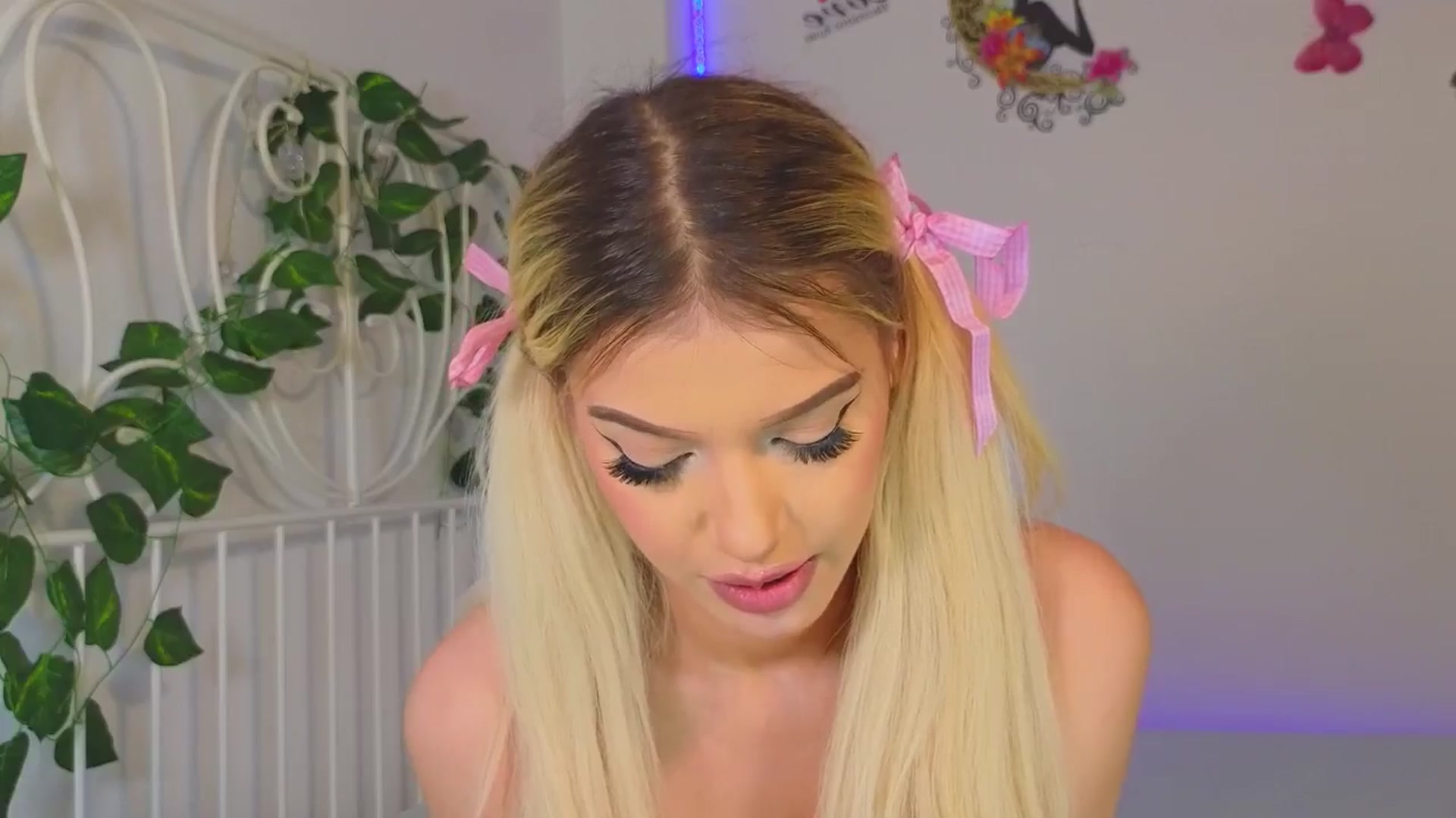 Gallery image thumbnail from Hqueen22's myfreecams stream on, 05/26/2024, 16:27 image 16 of 20
