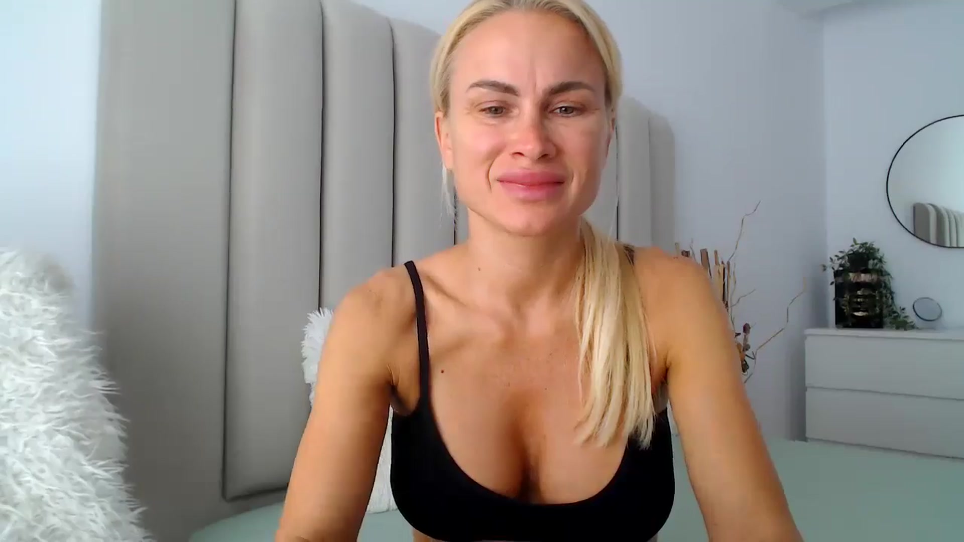 Gallery image thumbnail from Hrystina_'s myfreecams stream on, 09/13/2024, 11:54 image 3 of 20