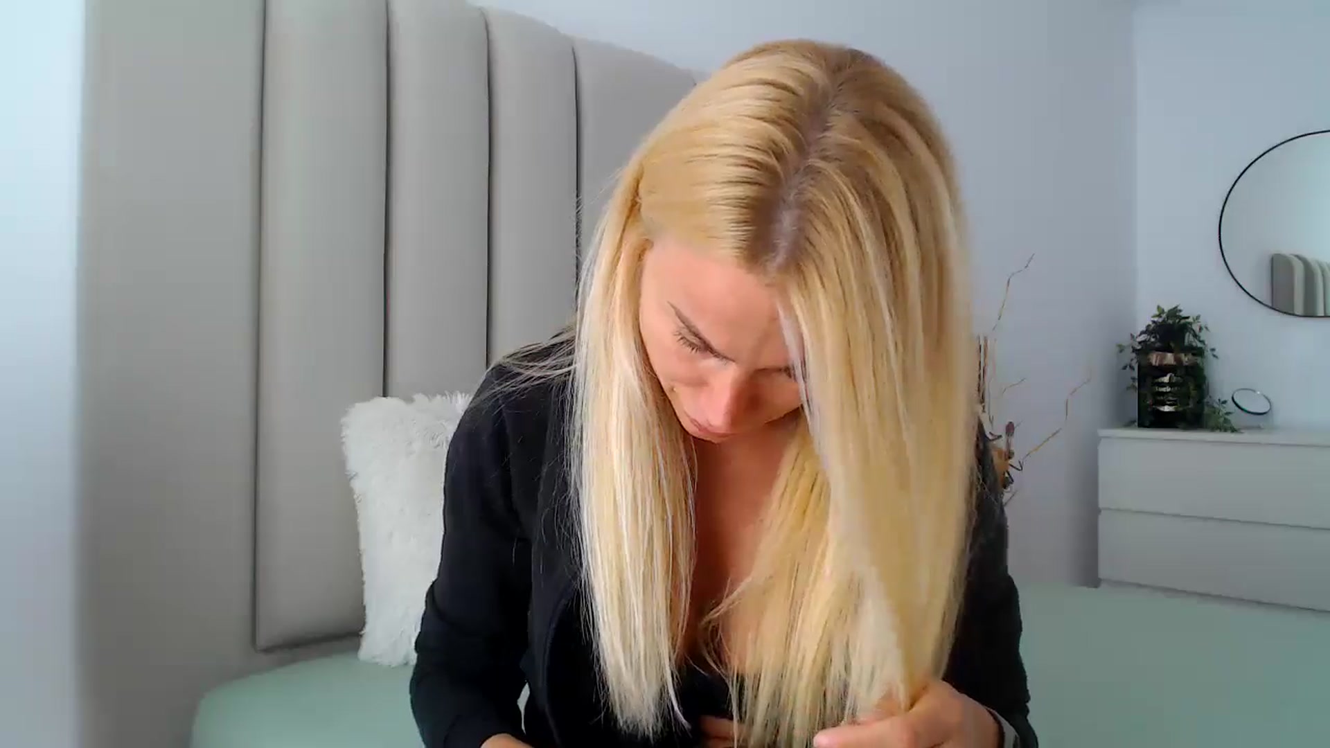 Gallery image thumbnail from Hrystina_'s myfreecams stream on, 10/04/2024, 14:06 image 3 of 20