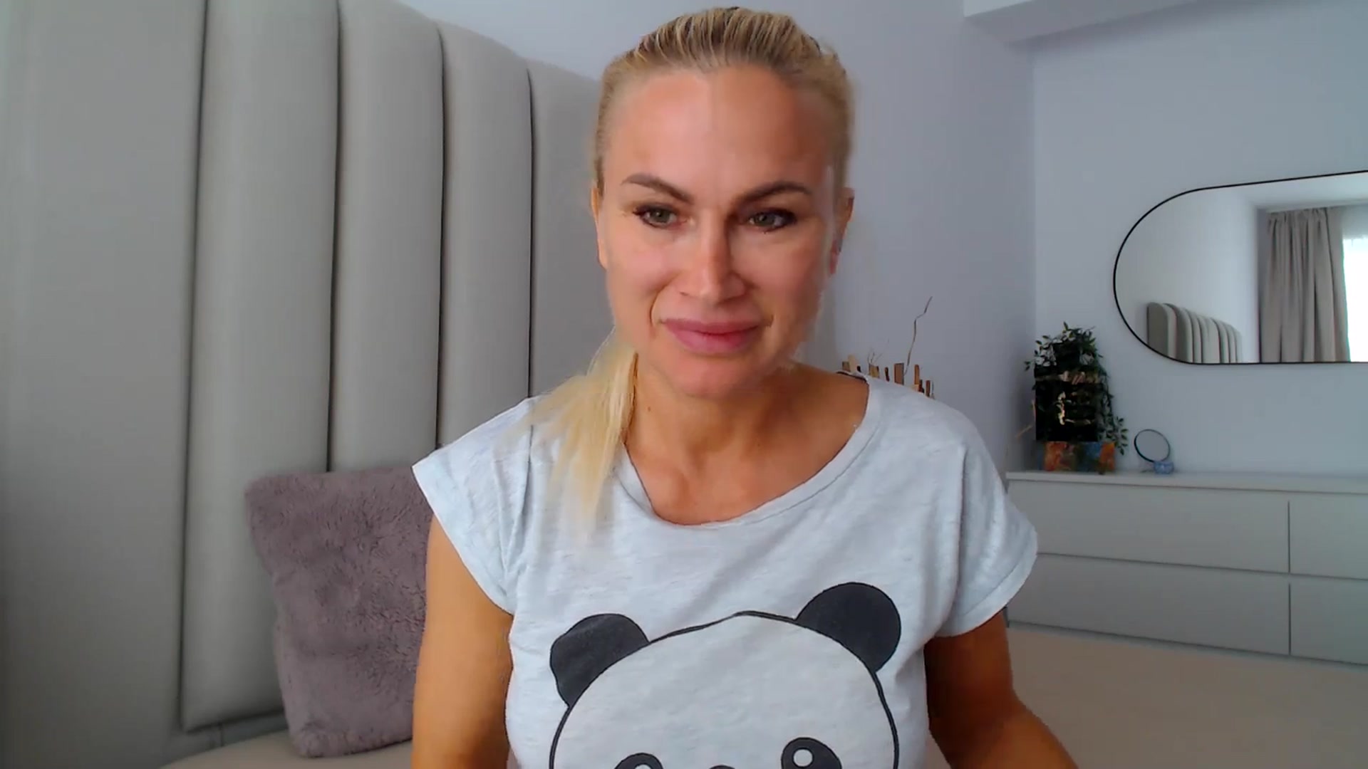 Gallery image thumbnail from Hrystina_'s myfreecams stream on, 10/17/2024, 15:28 image 6 of 20