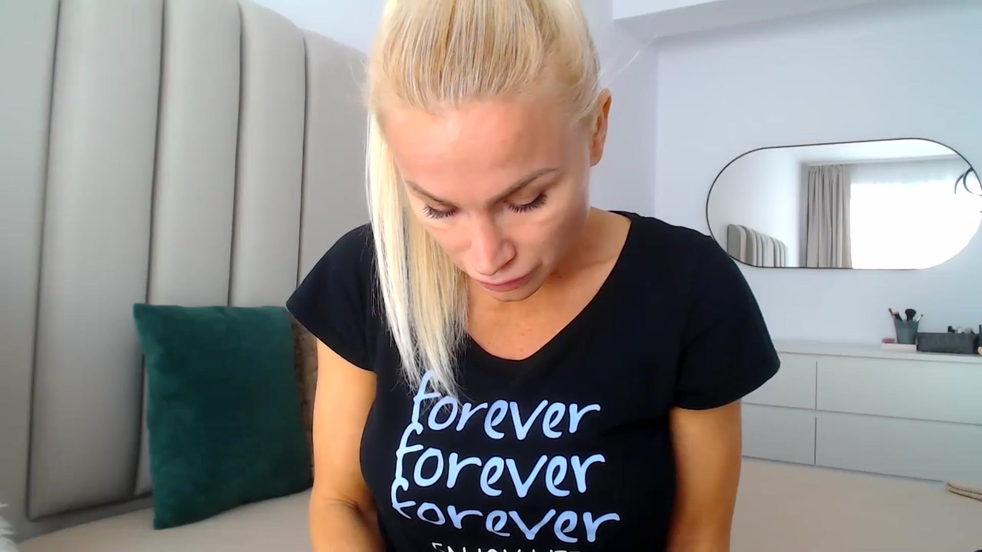 Gallery image thumbnail from Hrystina_'s myfreecams stream on, 10/22/2024, 14:37 image 6 of 20
