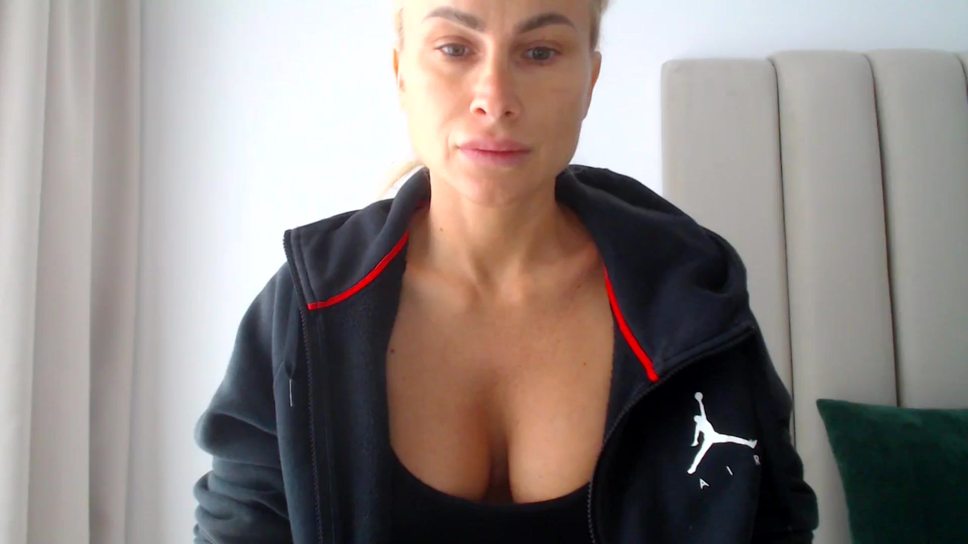 Gallery image thumbnail from Hrystina_'s myfreecams stream on, 11/11/2024, 16:03 image 1 of 20