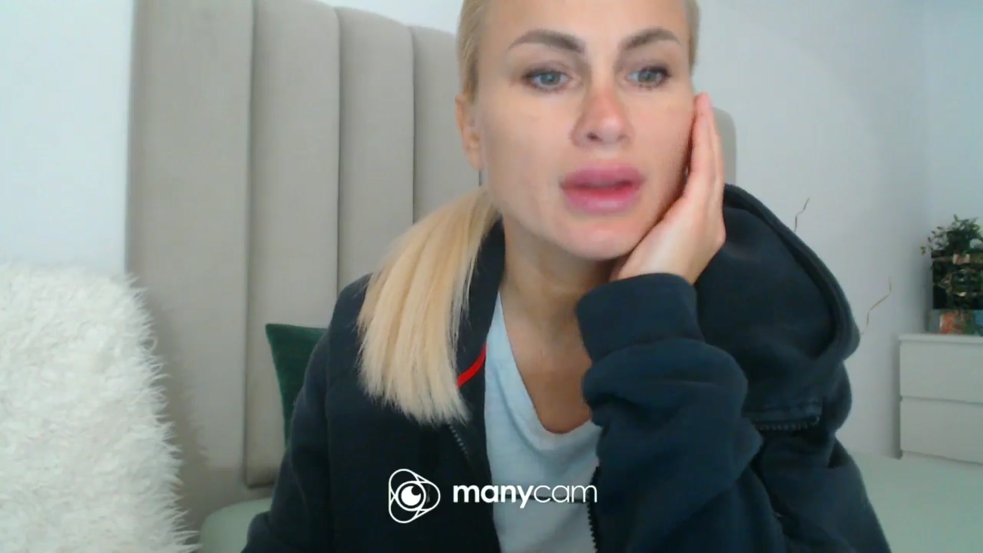 Gallery image thumbnail from Hrystina_'s myfreecams stream on, 11/13/2024, 16:11 image 17 of 20