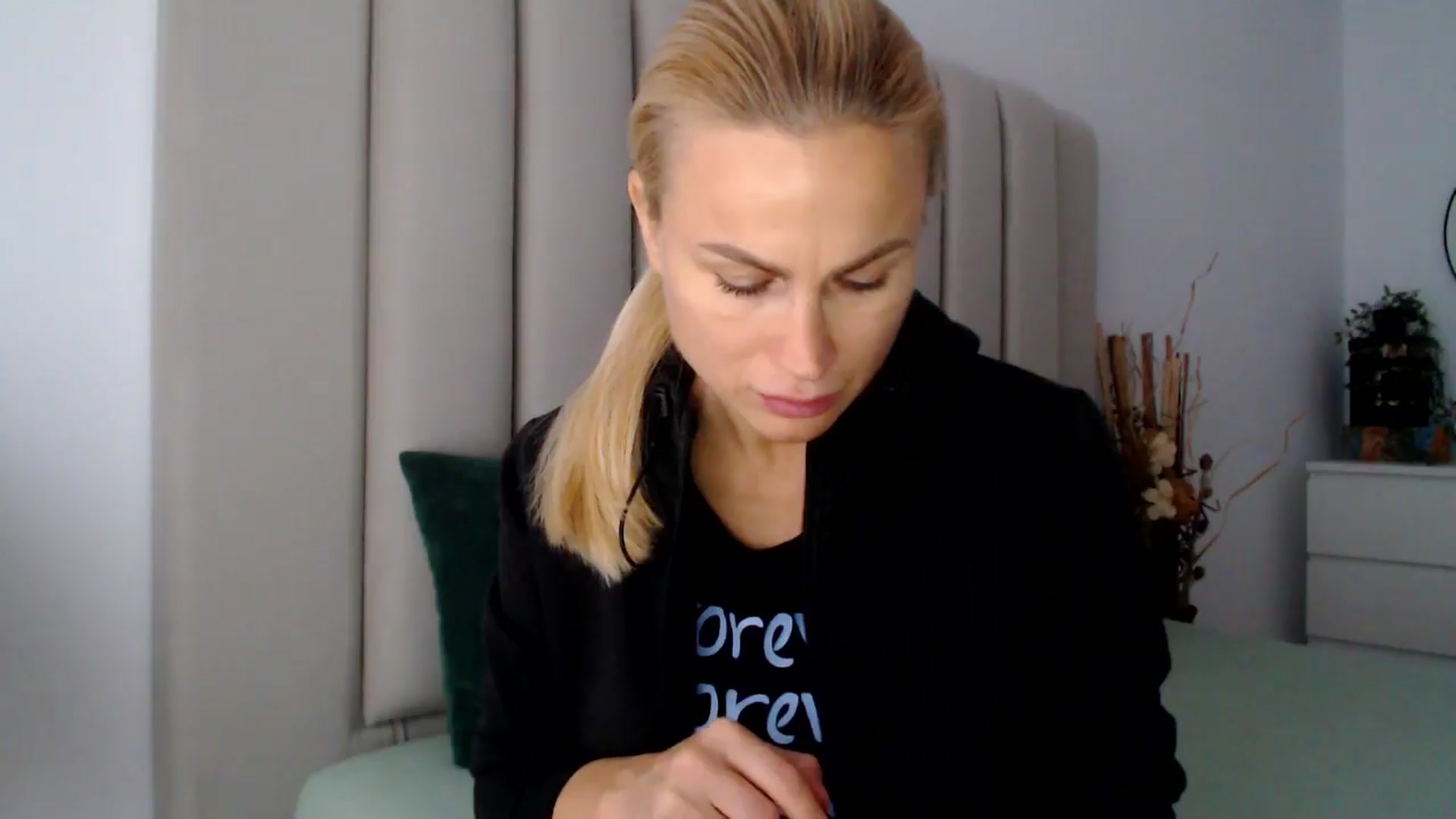 Gallery image thumbnail from Hrystina_'s myfreecams stream on, 11/18/2024, 15:09 image 15 of 20