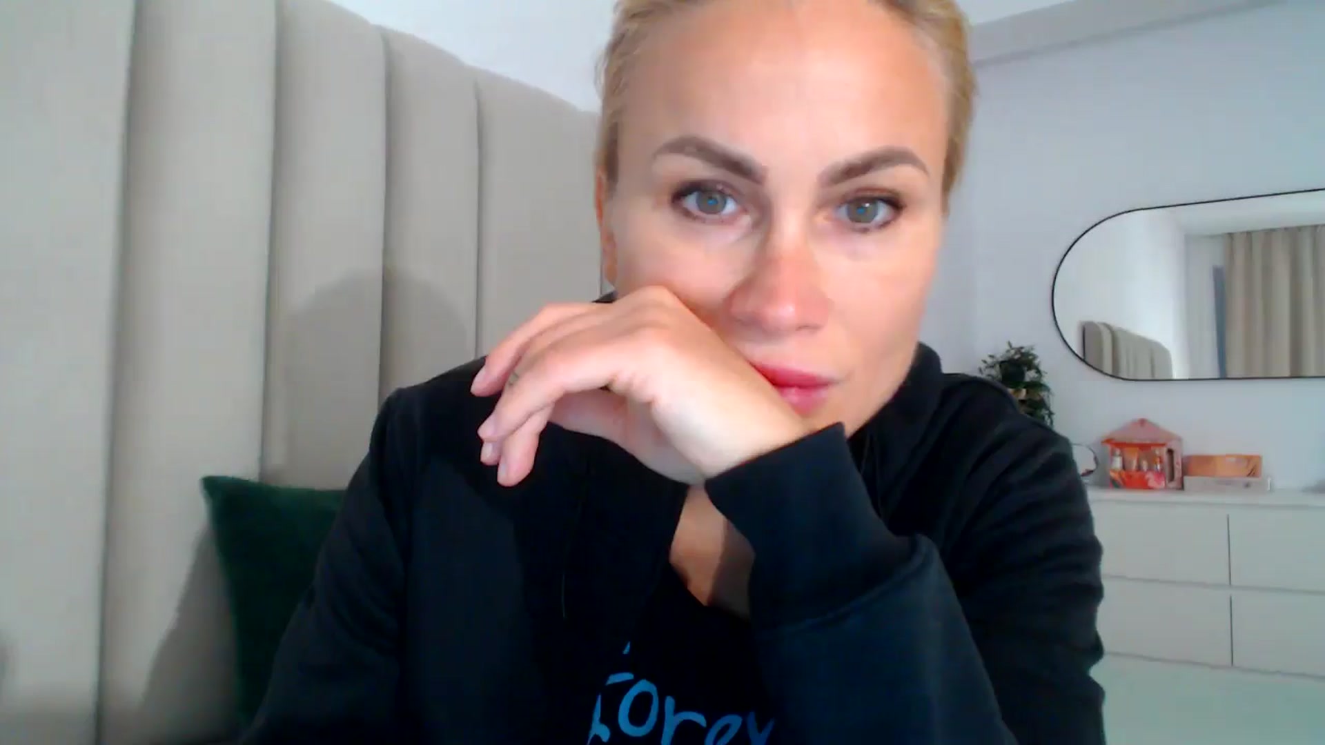 Gallery image thumbnail from Hrystina_'s myfreecams stream on, 11/20/2024, 15:37 image 15 of 20