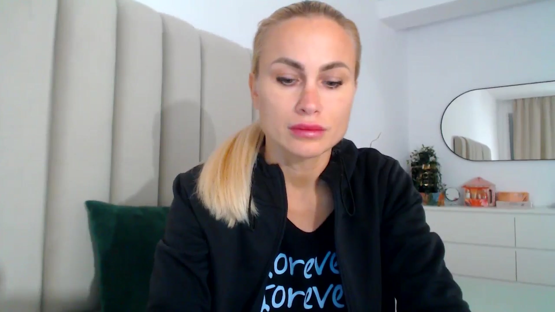 Gallery image thumbnail from Hrystina_'s myfreecams stream on, 11/20/2024, 15:37 image 16 of 20